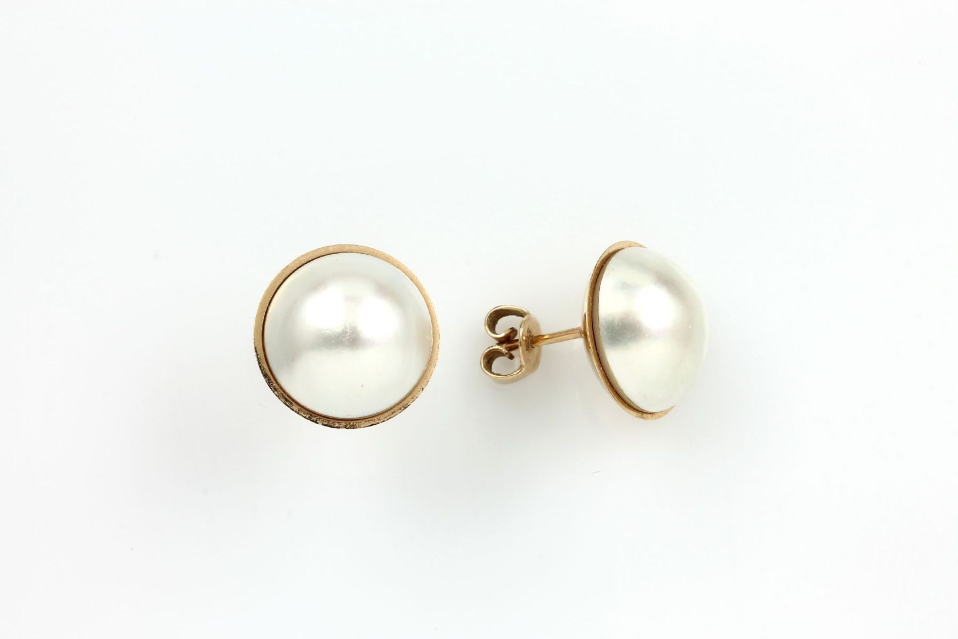 Pair of 14 kt gold earrings with mabepearls , YG 585/000, 2 mabepearls diam. approx. 14.6 mm,