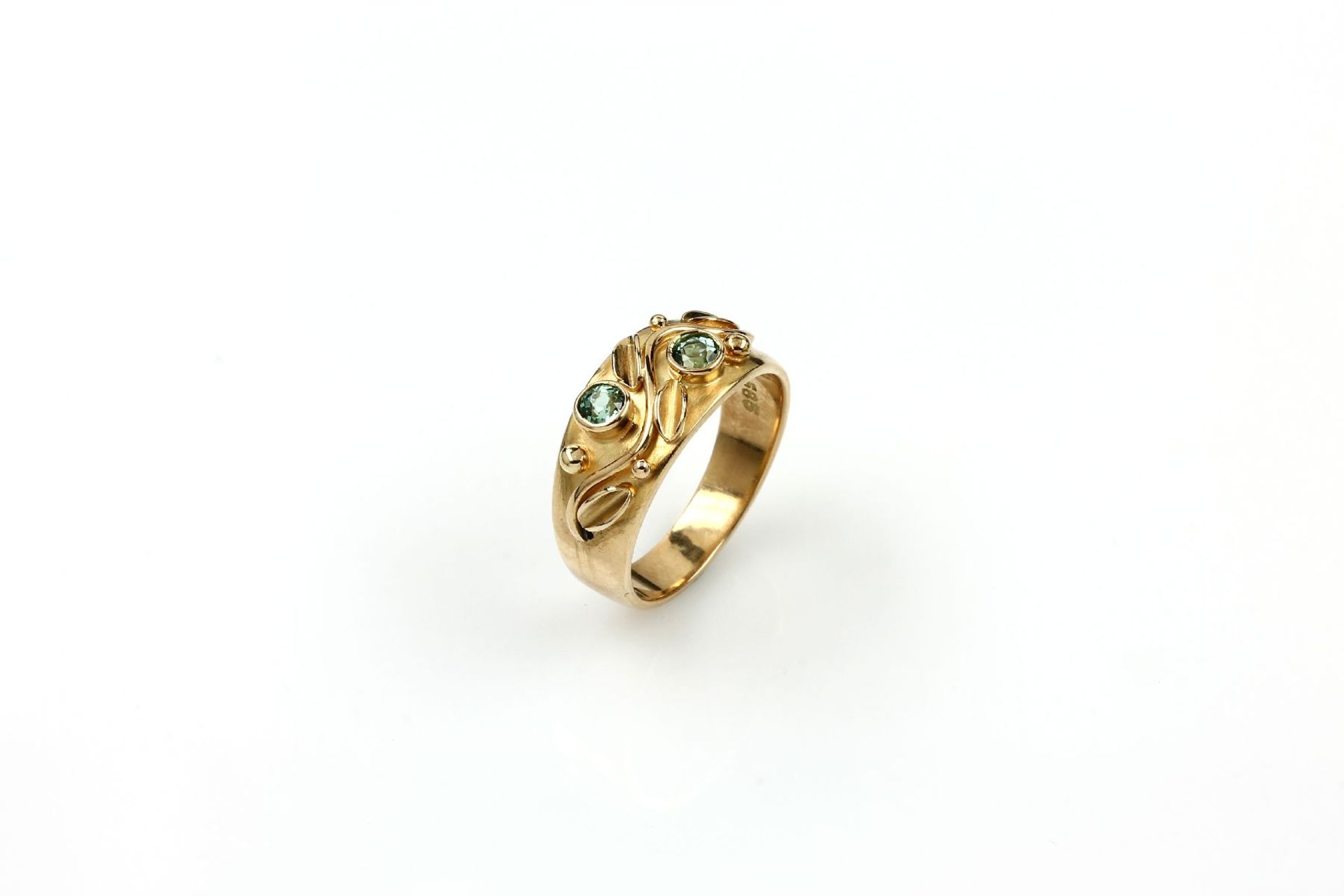 14 kt gold ring with tourmalines , YG 585/000, applied abstract leaf decor and granulates, 2 round