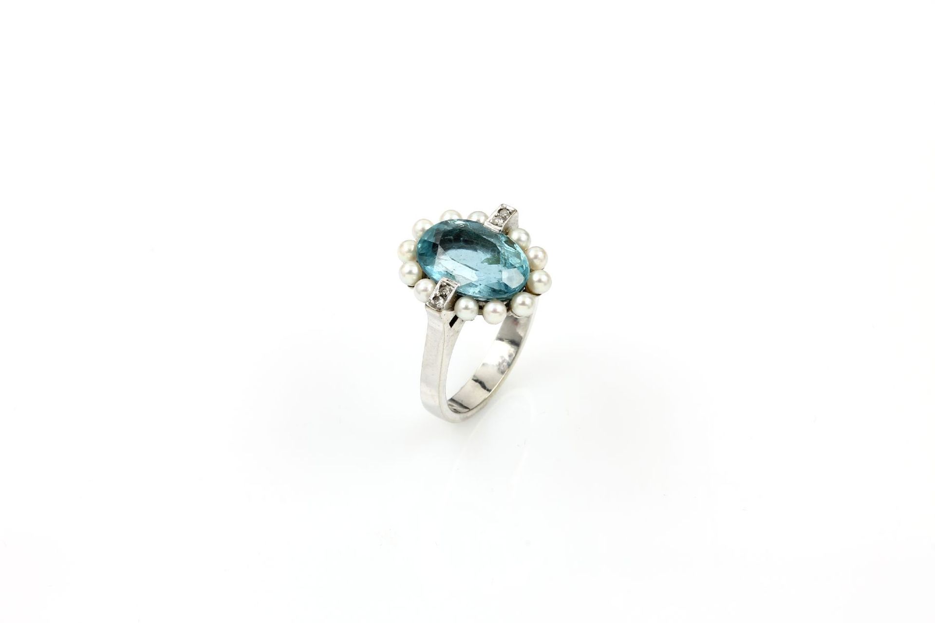 18 kt gold ring with aquamarine and pearls ,WG 750/000, oval bevelled aquamarine 4.06 ct acc. to