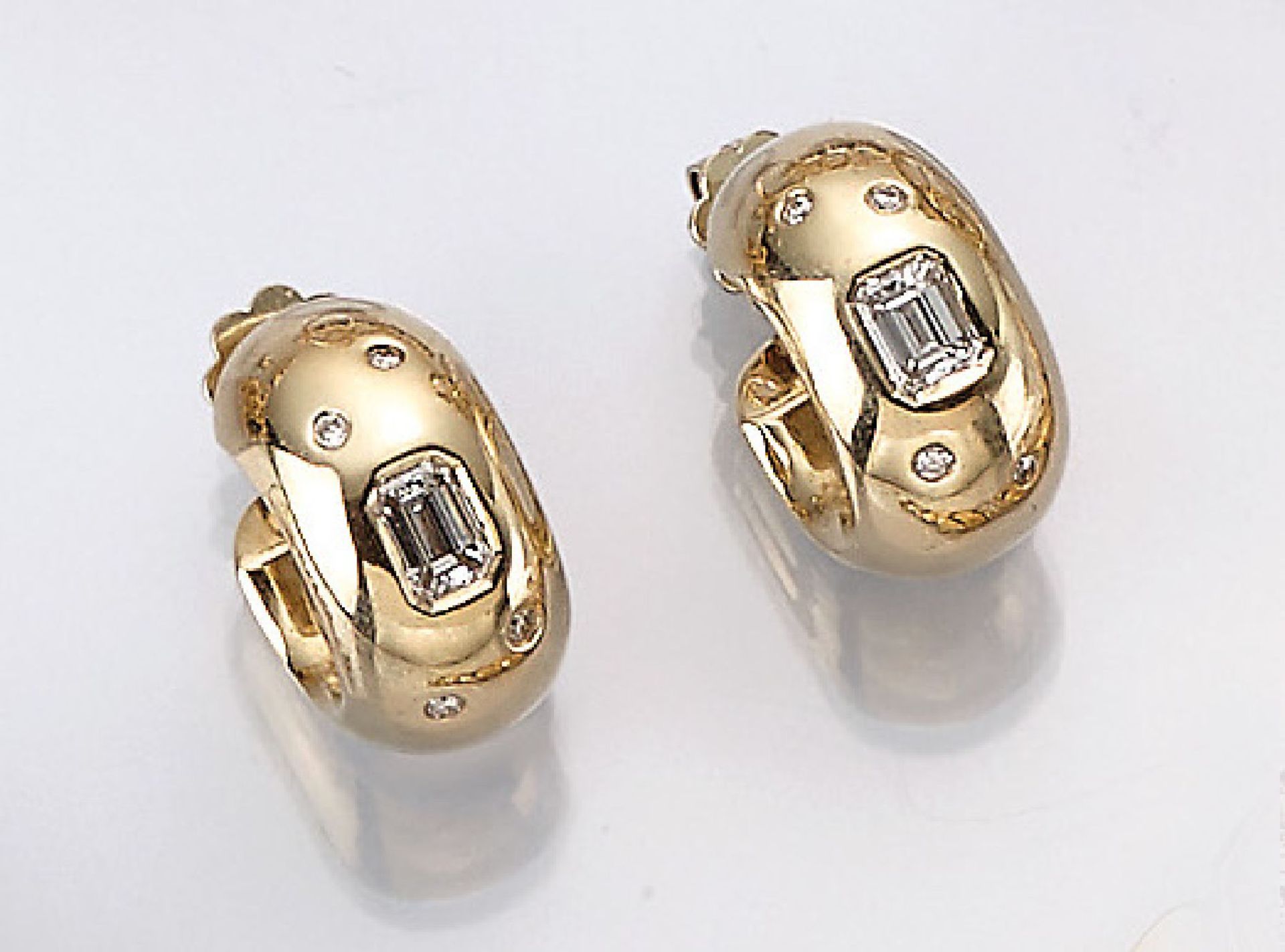 Pair of 14 kt gold hoop earrings with diamonds , YG 585/000, 2 diamond-baguettes total approx. 0.