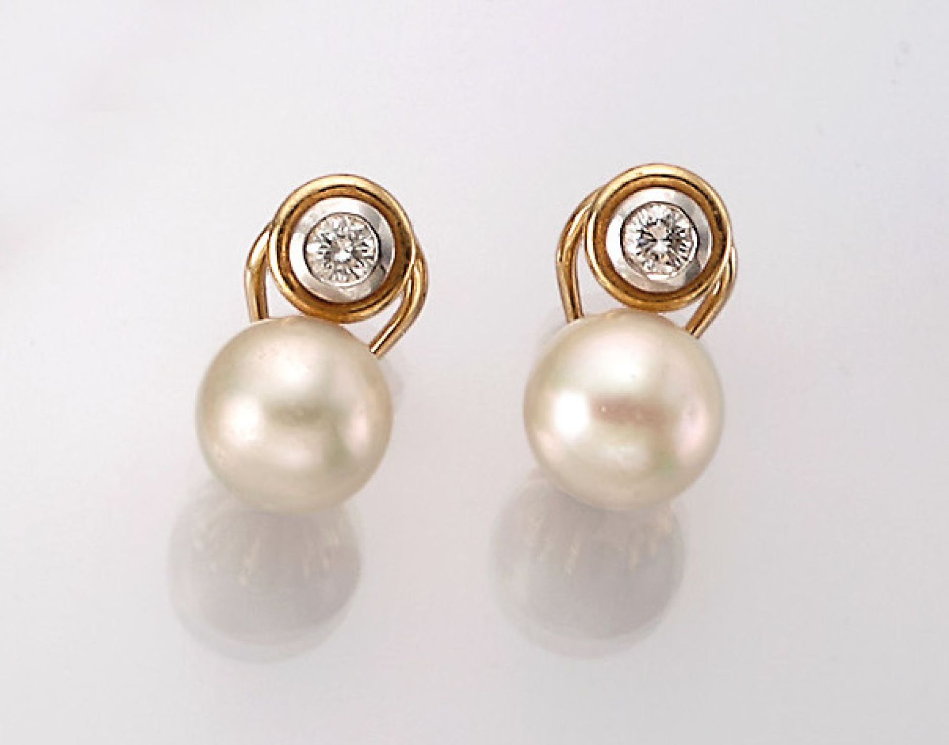 Pair of 18 kt gold earrings with cultured south seas pearls and brilliants , YG 750/000 tested, with