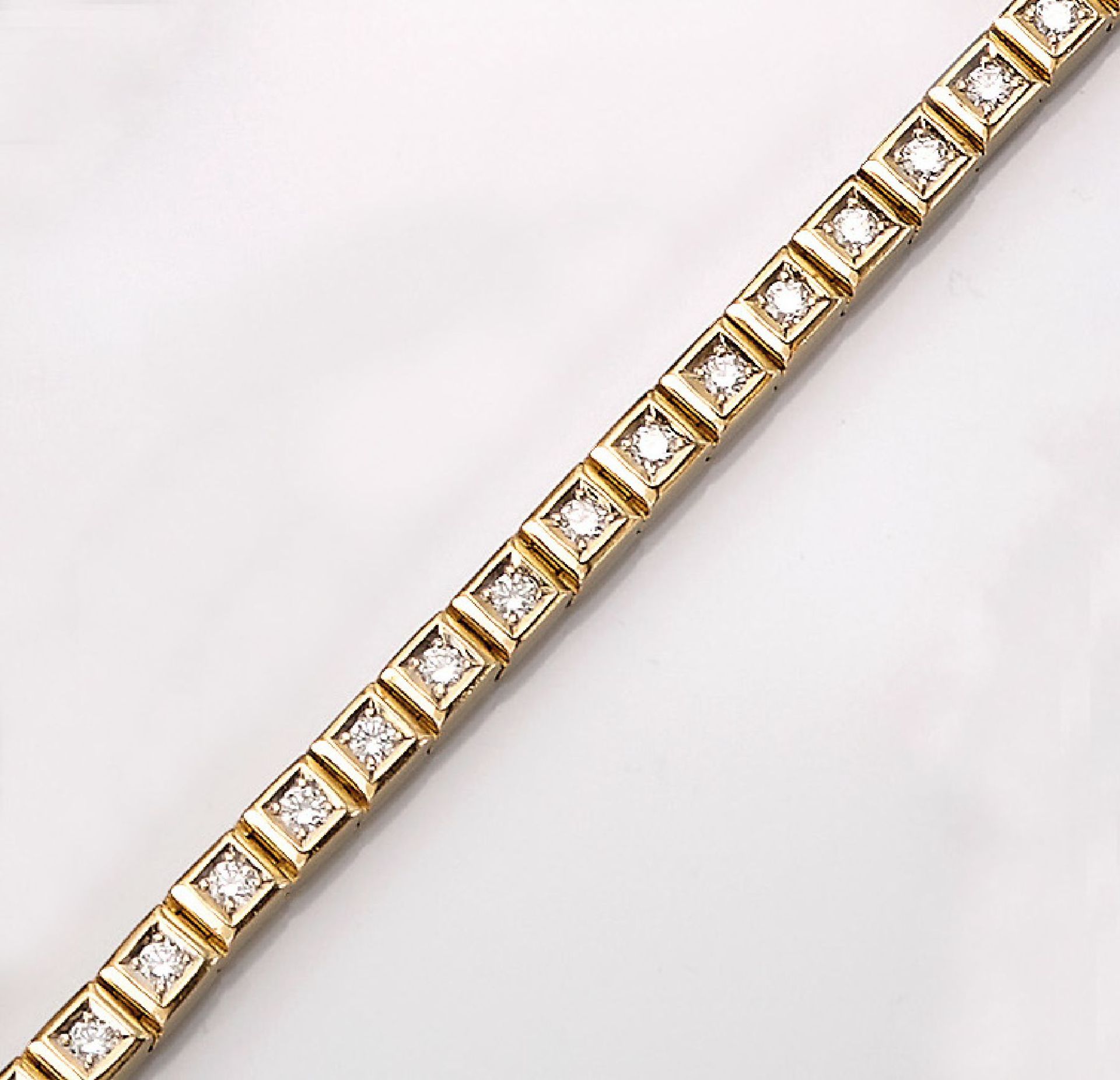 18 kt gold rivierebracelet with brilliants ,YG 750/000, 31 brilliants total approx. 2.20 ct Top