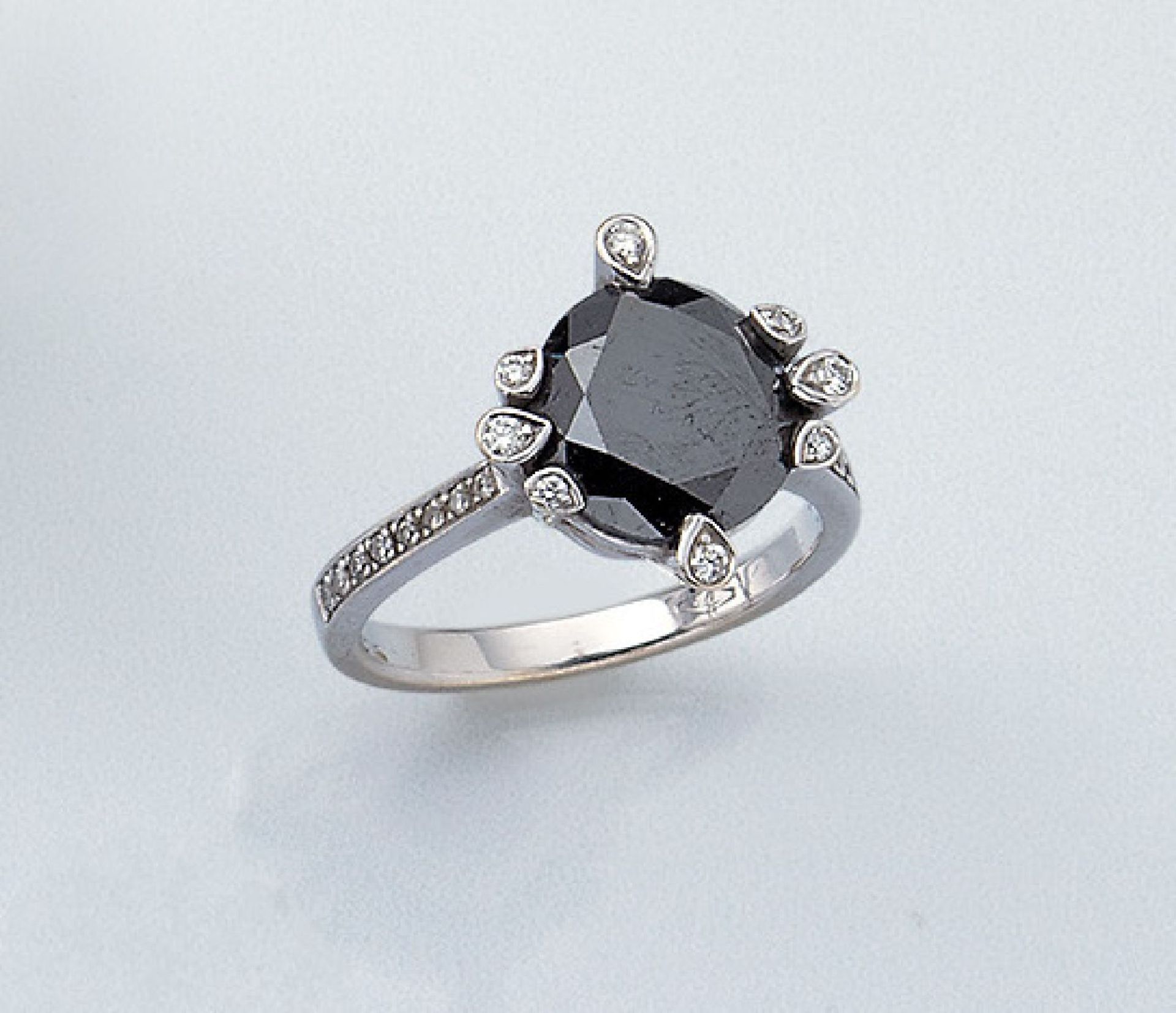 18 kt gold ring with diamond and brilliants, WG 750/000, black diamond approx. 4.10 ct treated, 24