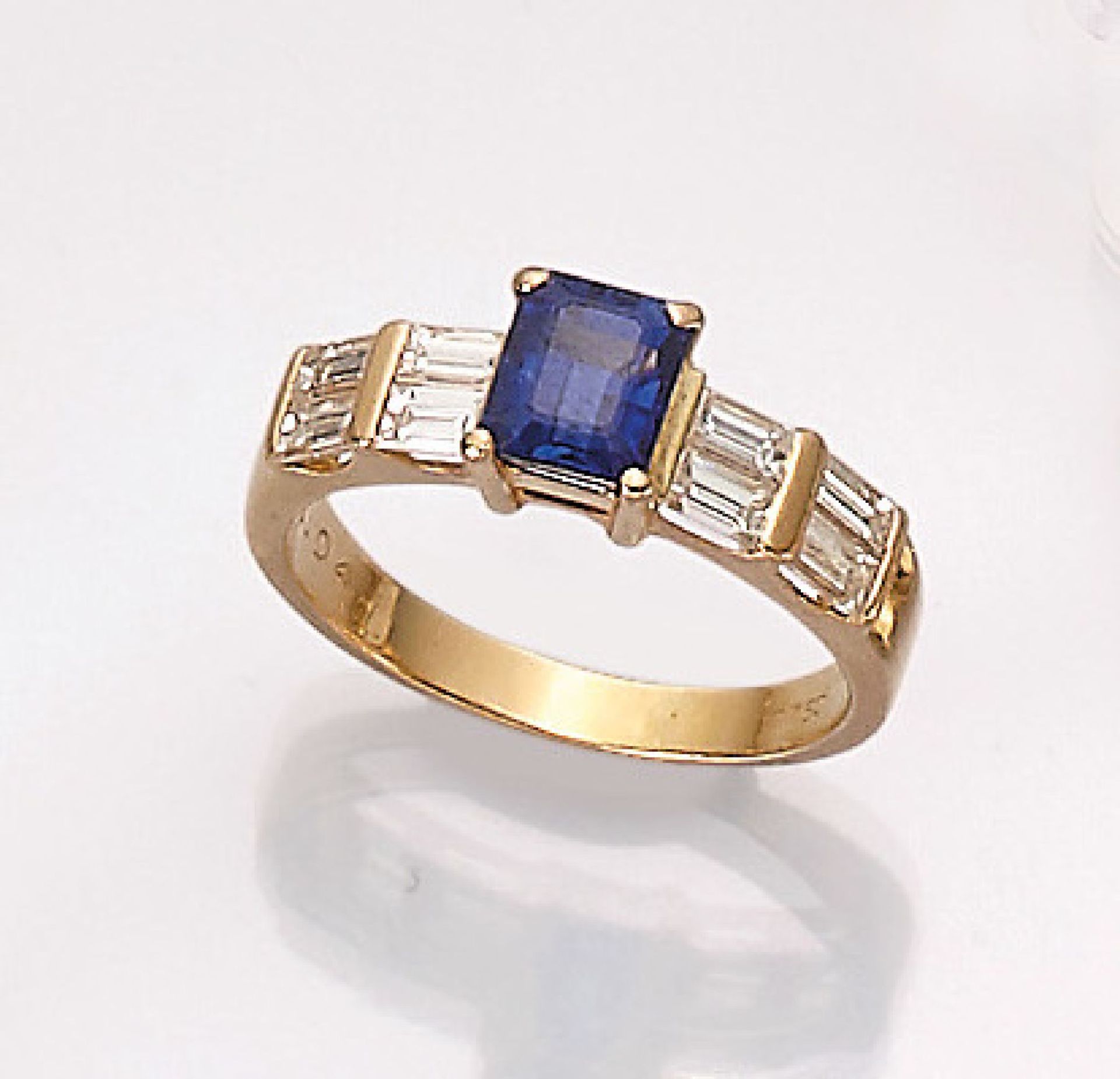 18 kt gold ring with sapphire and diamonds ,YG 750/000, Emerald Cut sapphire approx. 1.04 ct, fine