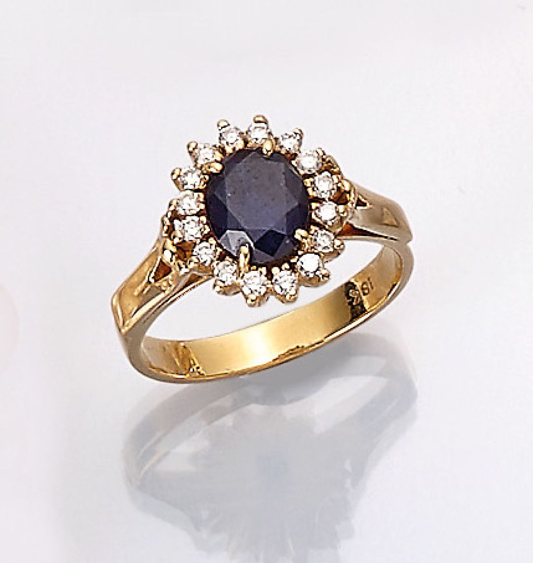 18 kt gold ring with sapphire , YG 750/000, oval bevelled sapphire approx. 1.50 ct, surrounded by
