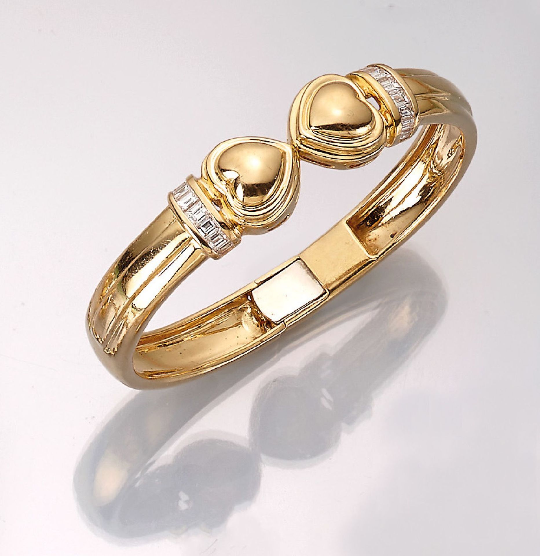 18 kt gold bangle with diamonds , YG 750/000, 16 diamond baguettes total approx. 1.80 ct River/if,