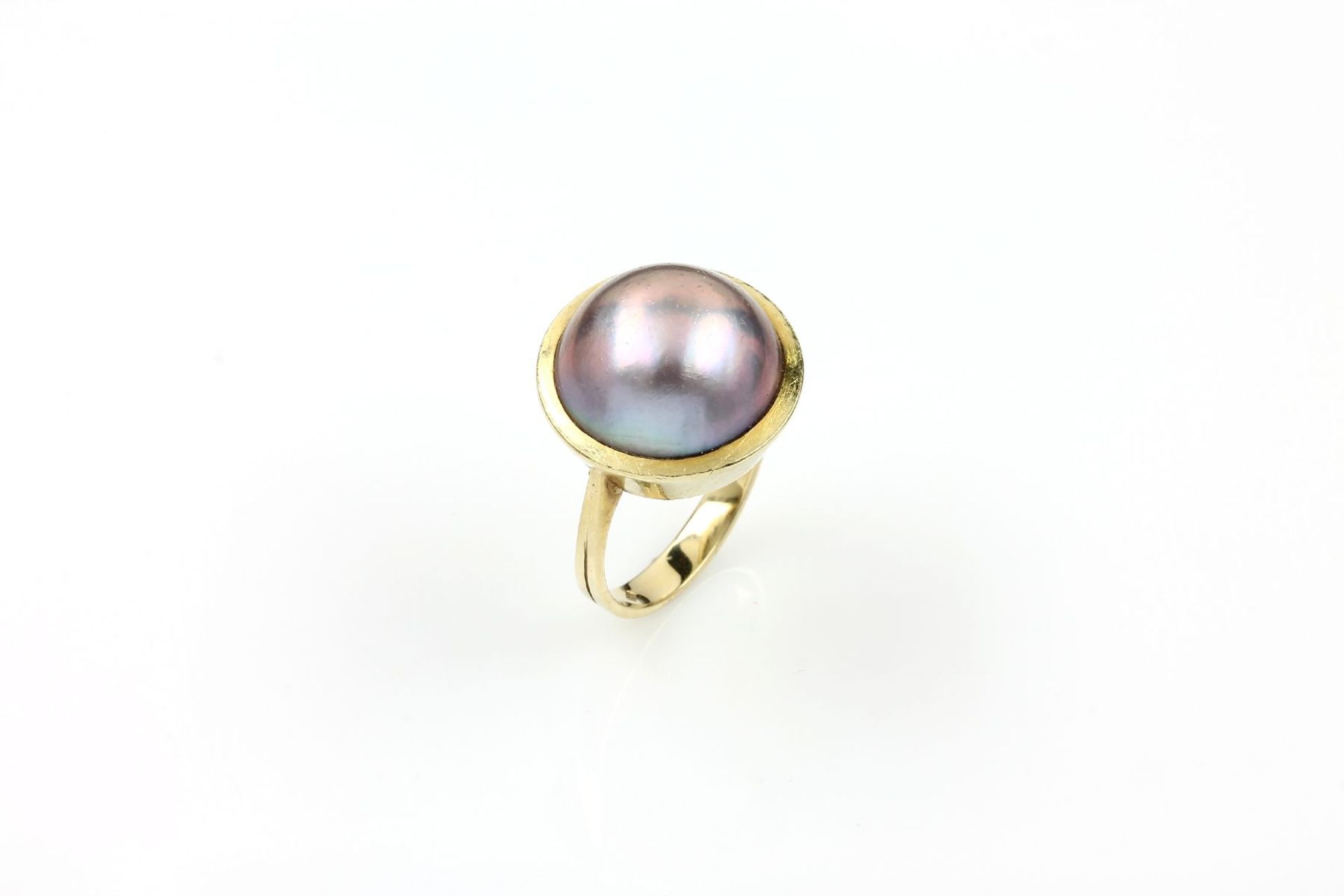 14 kt gold ring with mabepearl , YG 585/000,mabepearl rose-purple coloured, diam. approx. 16 mm,