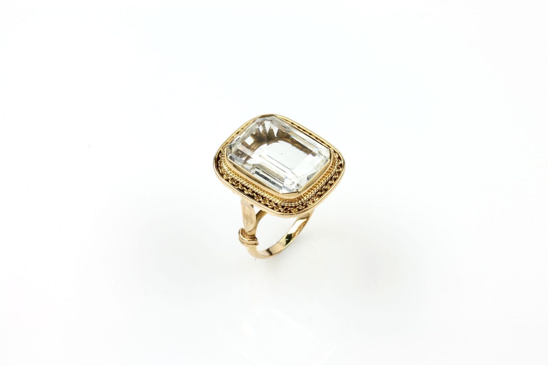 18 kt gold ring with aquamarine , YG 750/000, centered rectangular bevelled aquamarine approx. 6.0