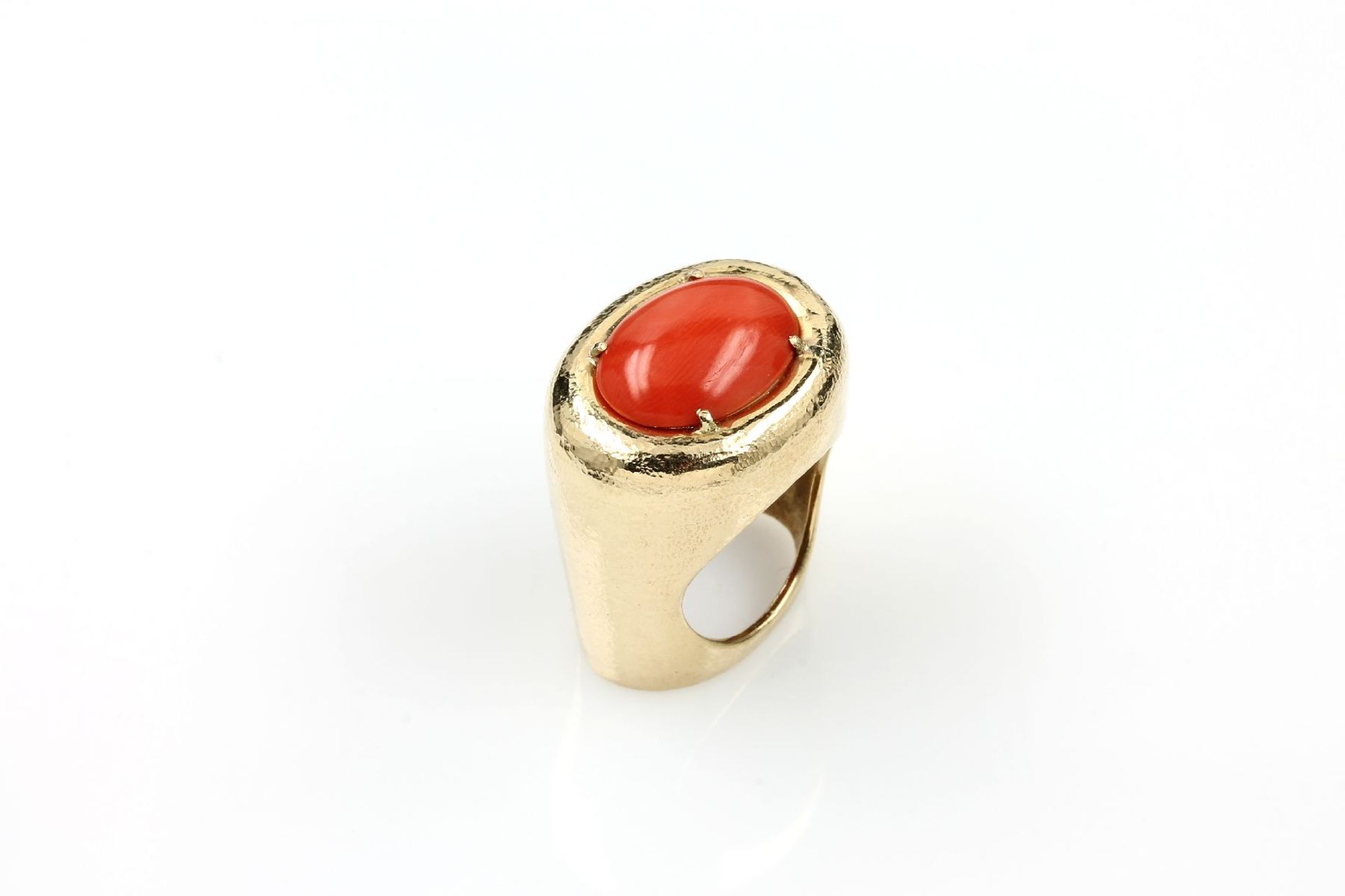 14 kt gold ring with coral , YG 585/000, oval coral cabochon, unusual ring splint, beaten,