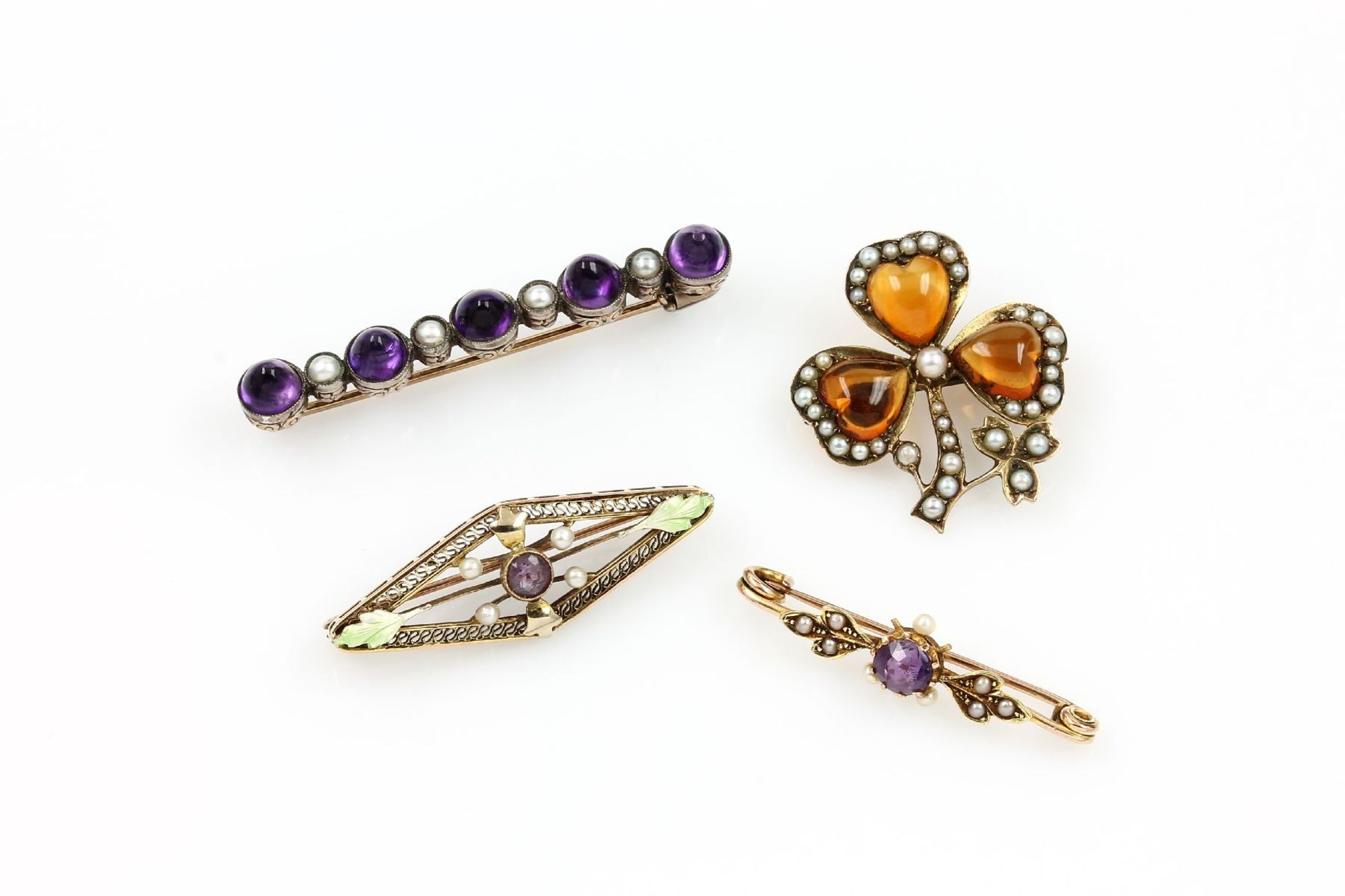 Lot 4 brooches with coloured stones and pearl , 1 x YG 333/000, shamrock with citrines andpearl, 1 x