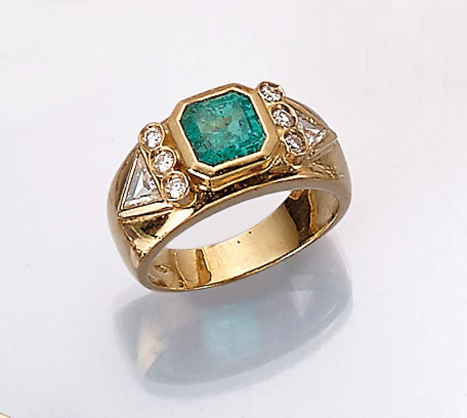 18 kt gold ring with diamonds and emerald , YG 750/000, centered octagonal bevelled emerald