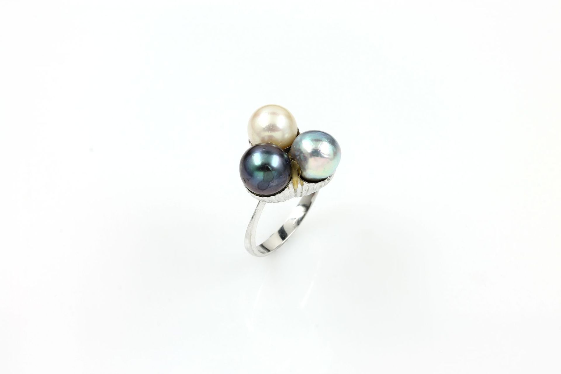 18 kt gold ring with cultured pearls , WG 750/000, with 3 cultured pearls in silver, white and grey,