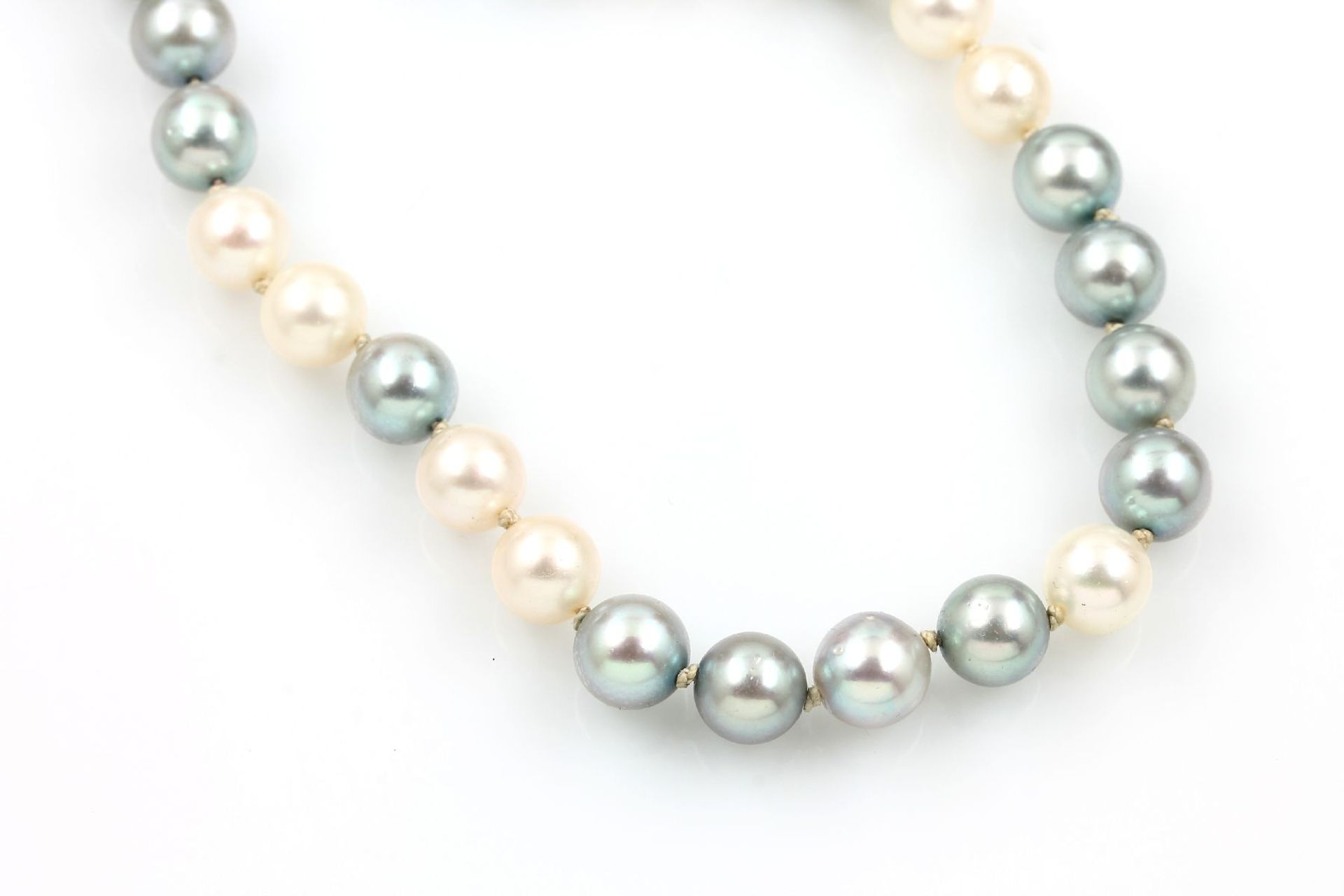 Necklace with cultured pearls , creamcoloured and blue grey cultured pearls, diam. approx. 8 mm,