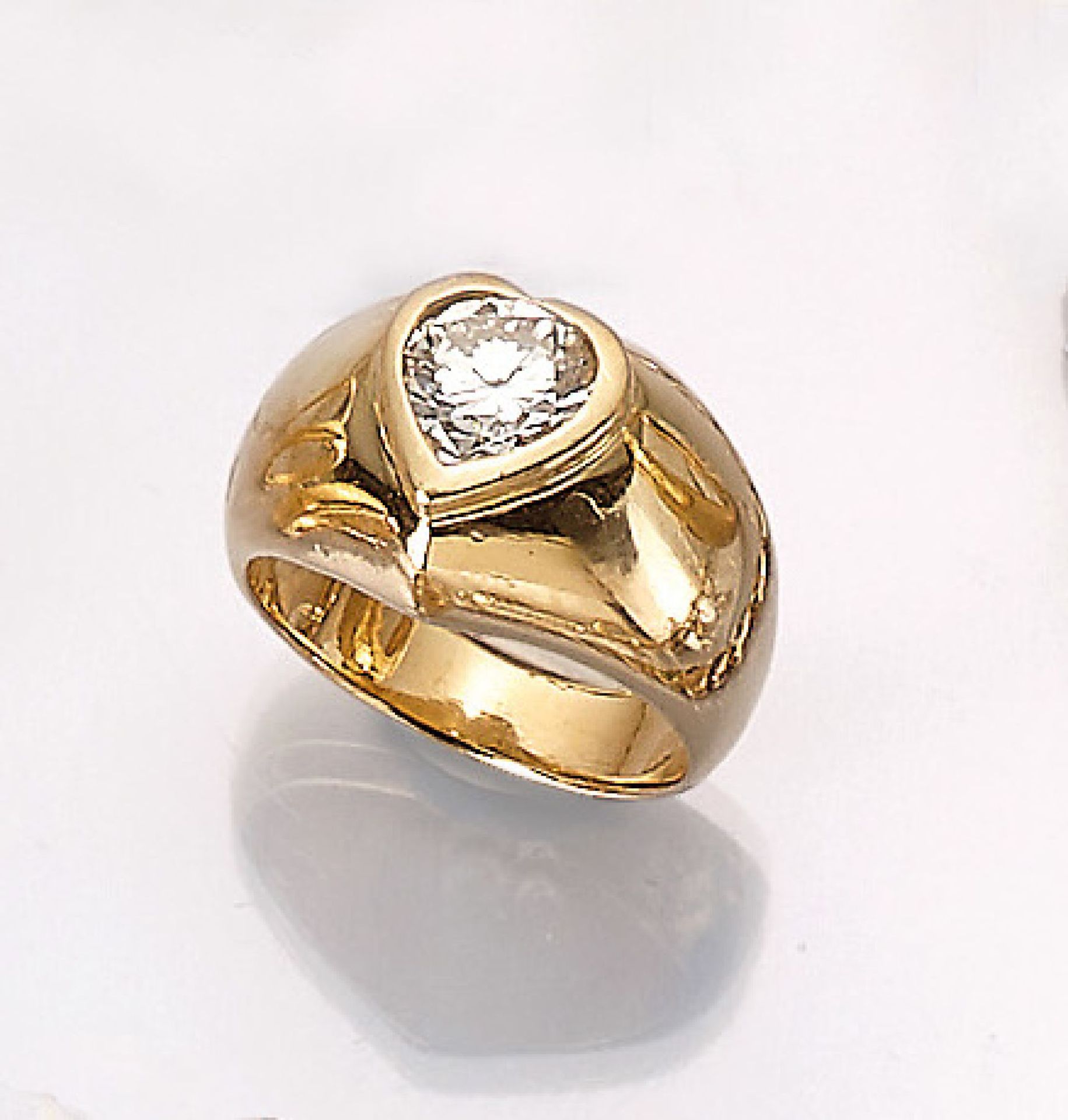 18 kt gold ring with brilliant , YG 750/000,brilliant in heart shaped setting approx. 1.25ct Top