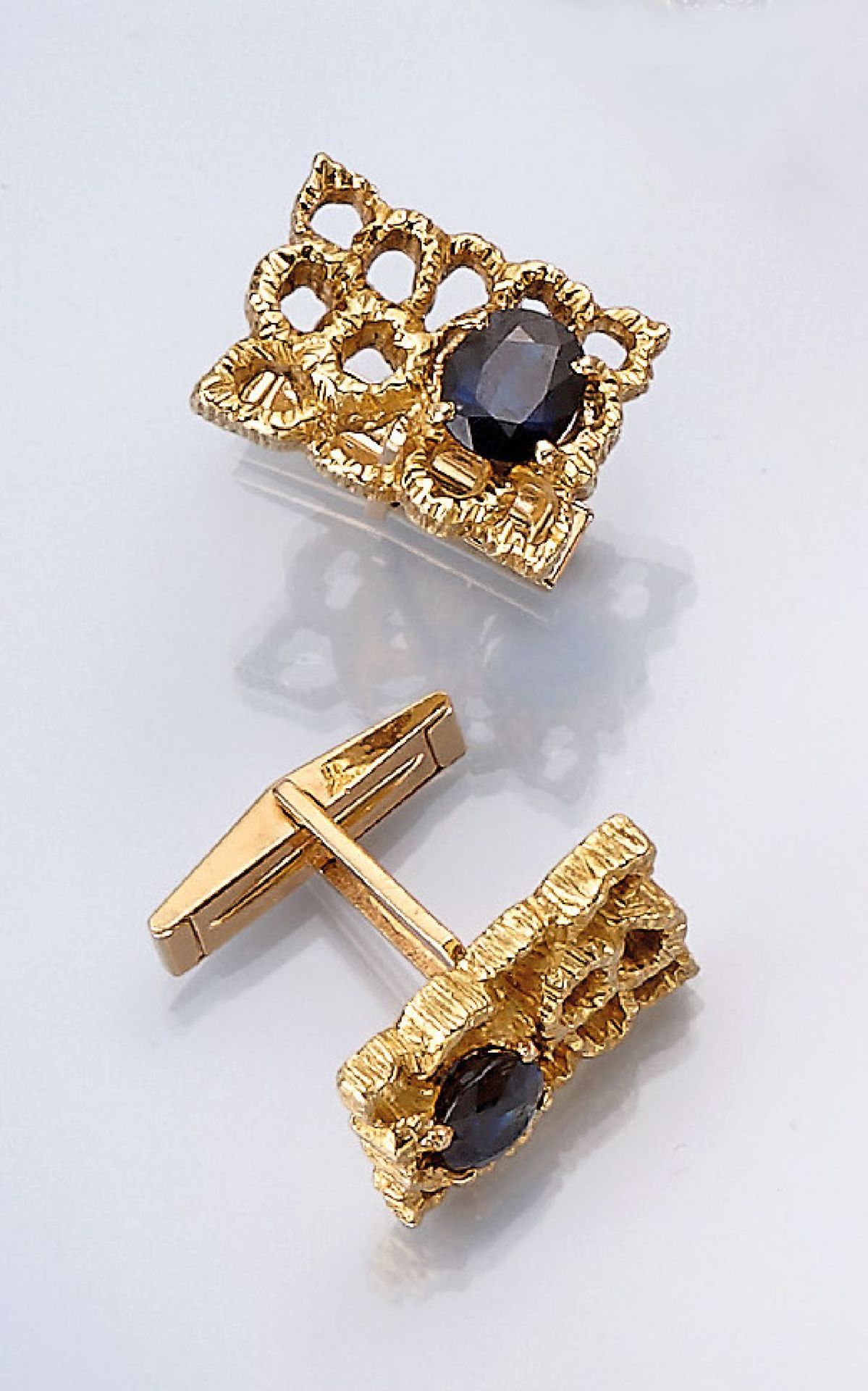 Pair of 14 kt gold cuff links with sapphires , YG 585/000, struct. surface, 2 oval bevelled