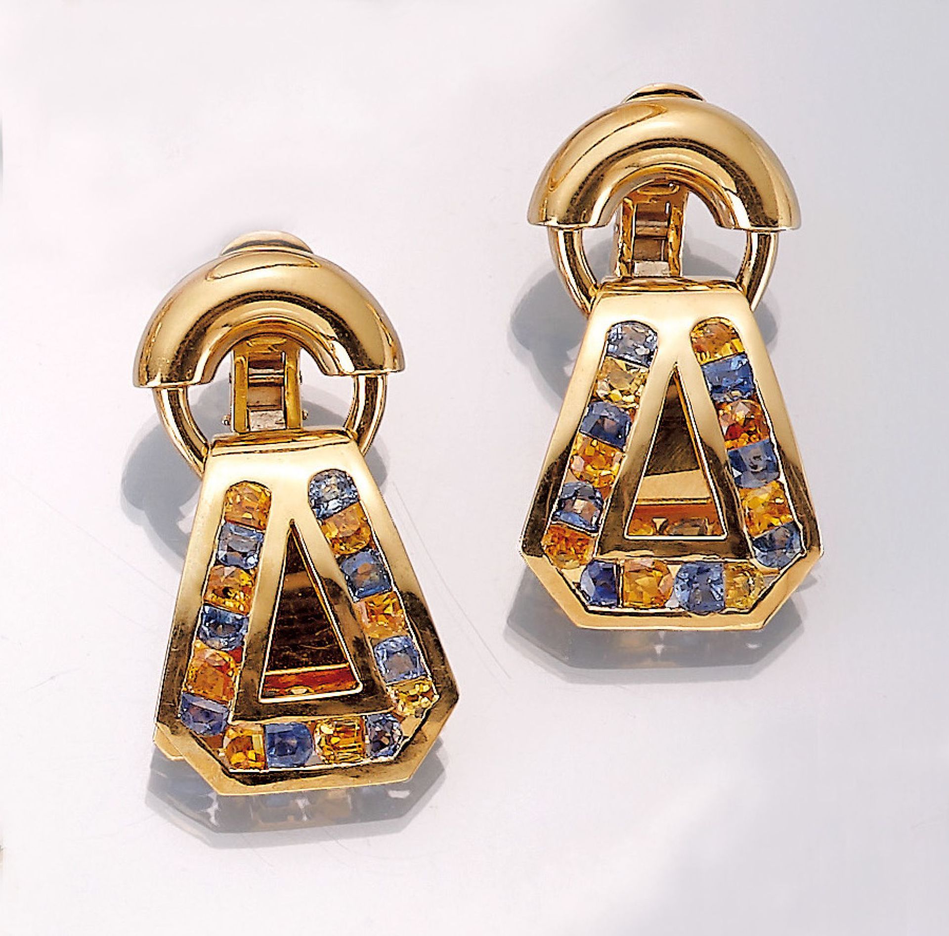 Pair of 18 kt gold earrings with sapphires ,YG 750/000, each 16 round bevelled blue respectively