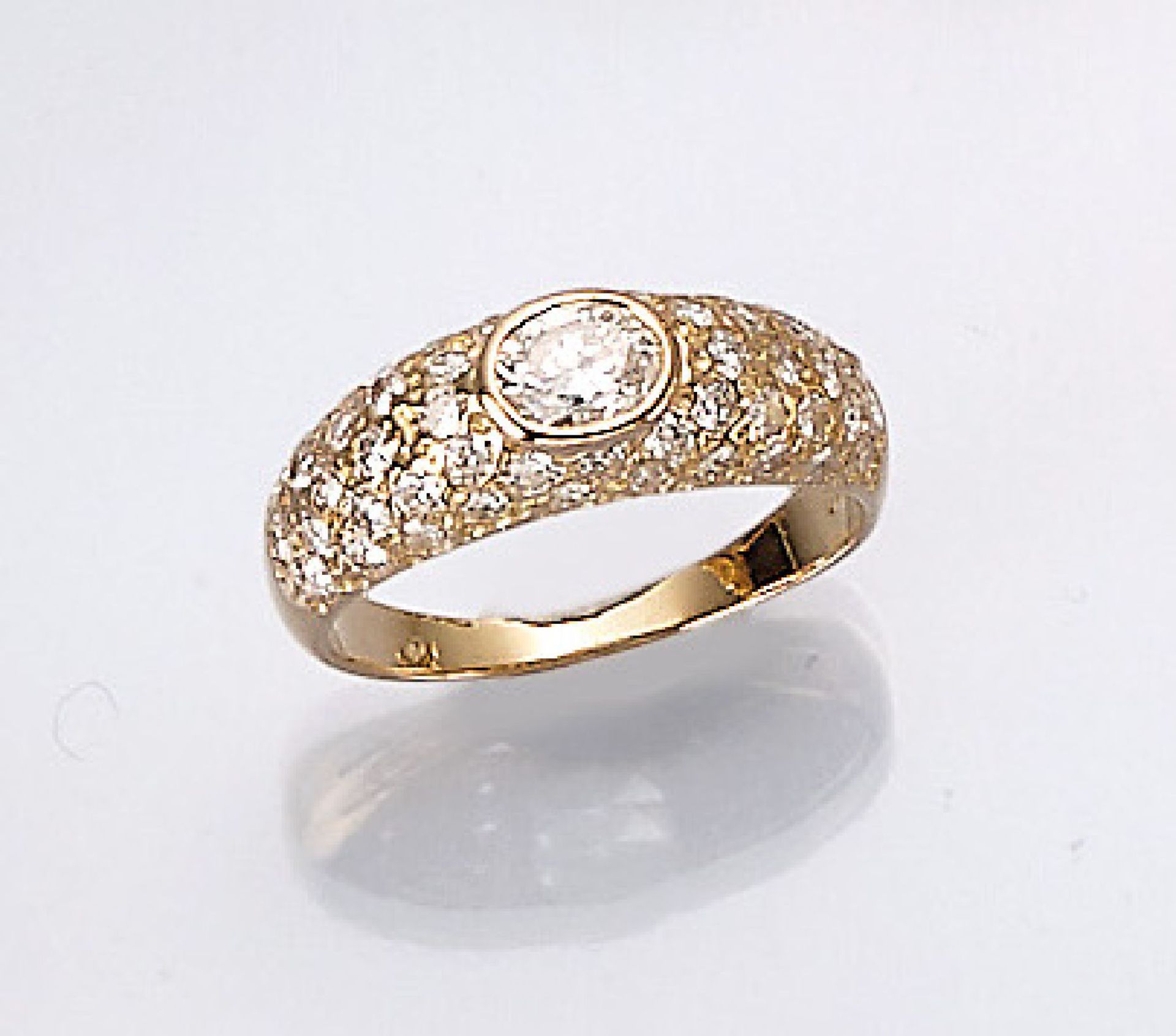 18 kt gold ring with diamonds , YG 750/000, centered oval diamond approx. 0.30 ct Top Wesselton-