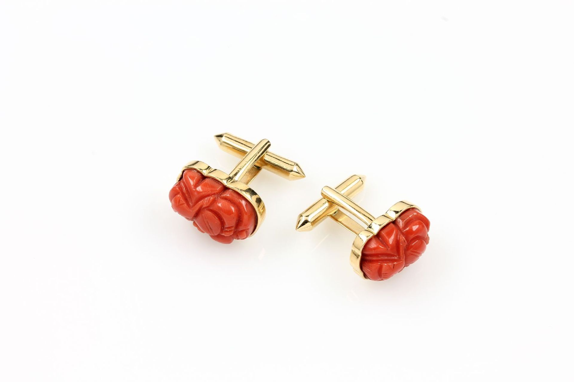 Pair of 18 kt gold cufflinks with corals , YG 750/000, 2 corals with floral decor, total approx.