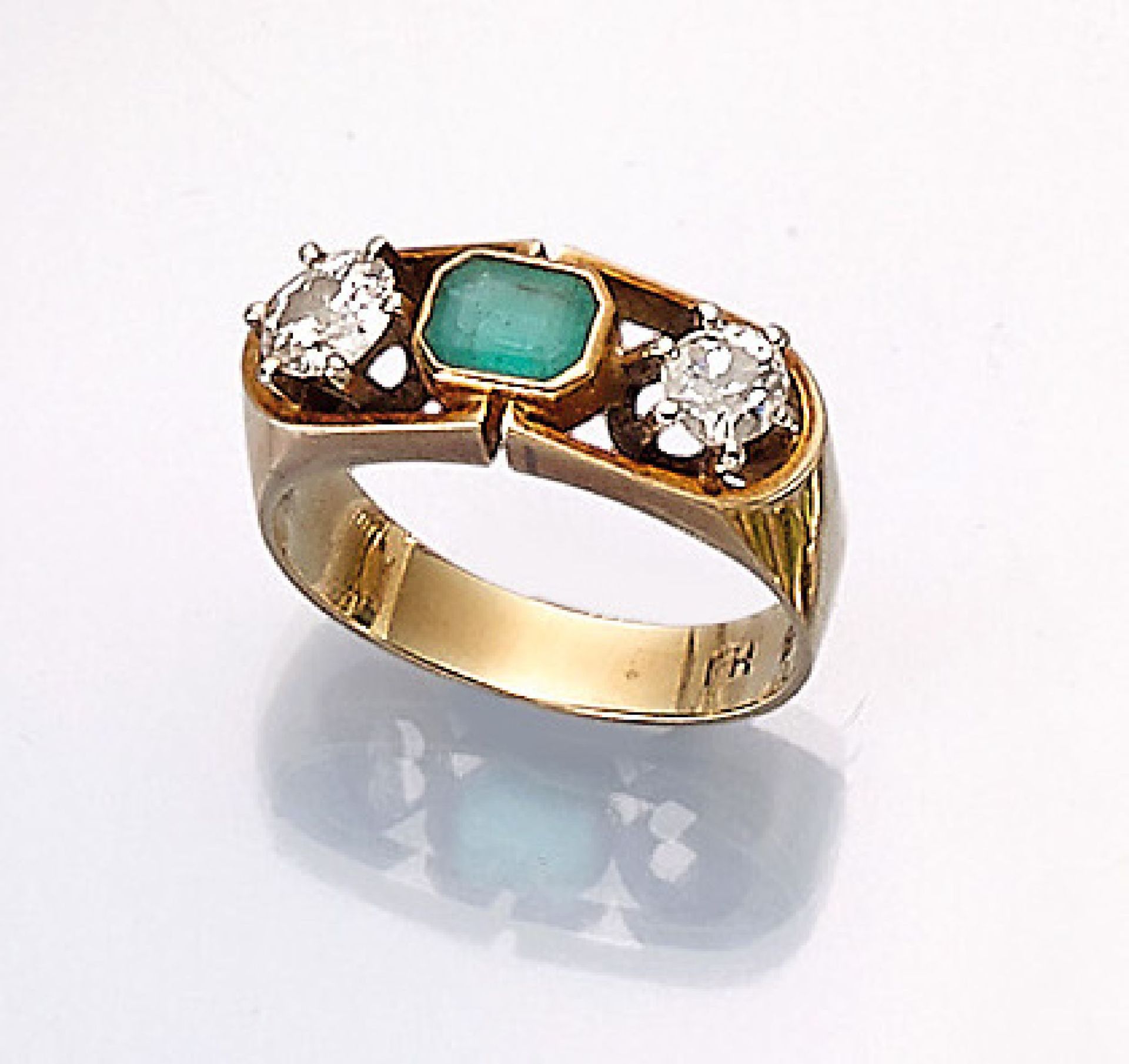 14 kt gold ring with emerald and diamonds , YG 585/000, emerald approx. 0.50 ct, 2 old cutdiamond