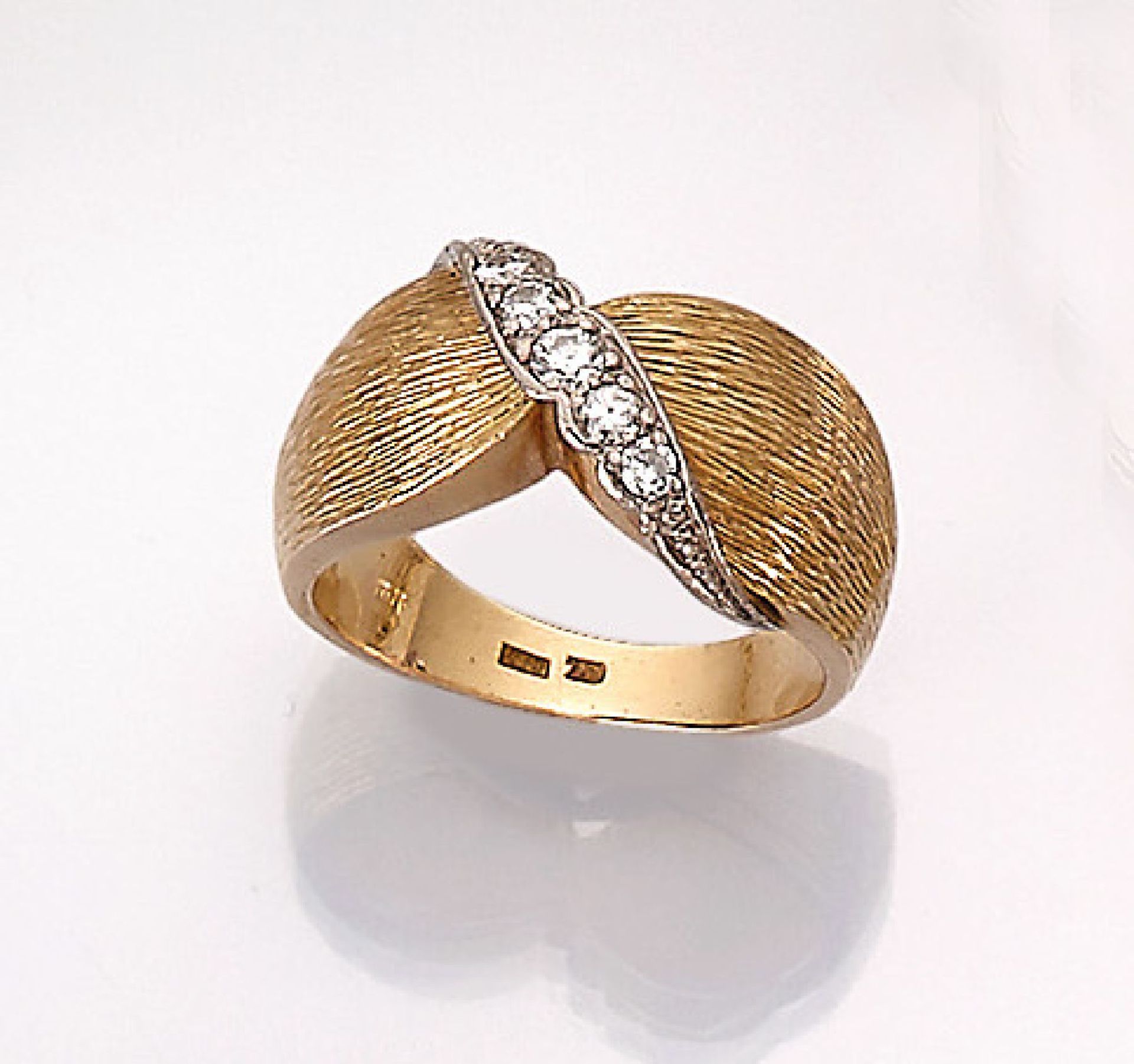 18 kt gold RENE KERN ring with brilliants , YG 750/000, asymm. splint, unusual design, surface