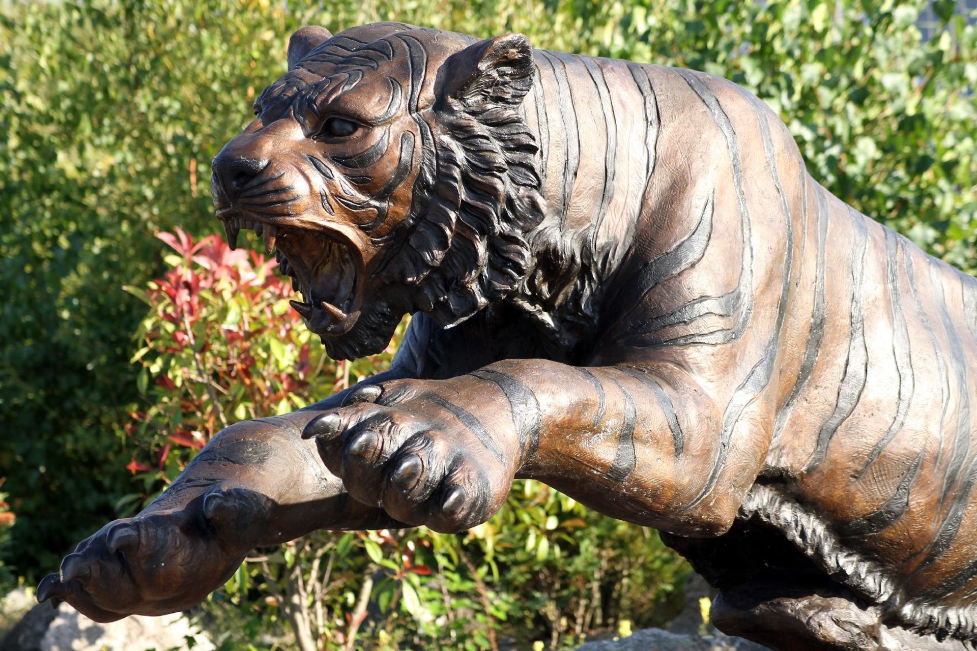 Monumental Attacking Tiger, bronze, tawny, brown and anthracite patinated, muscle well shown, - Bild 2 aus 3