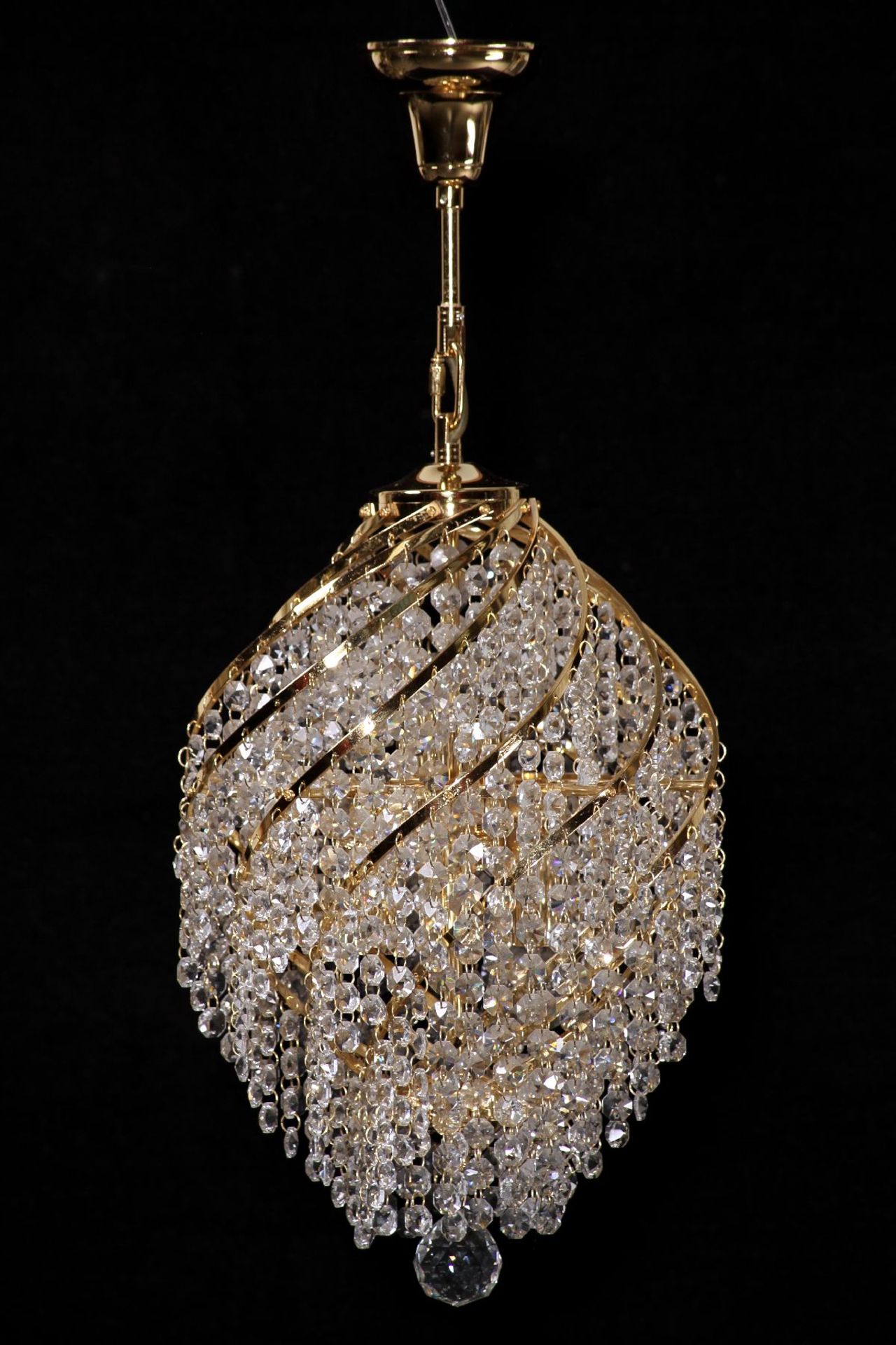 Crystal chandelier, rich curtain made of lead crystals, octagonal glass stones cut into shape,