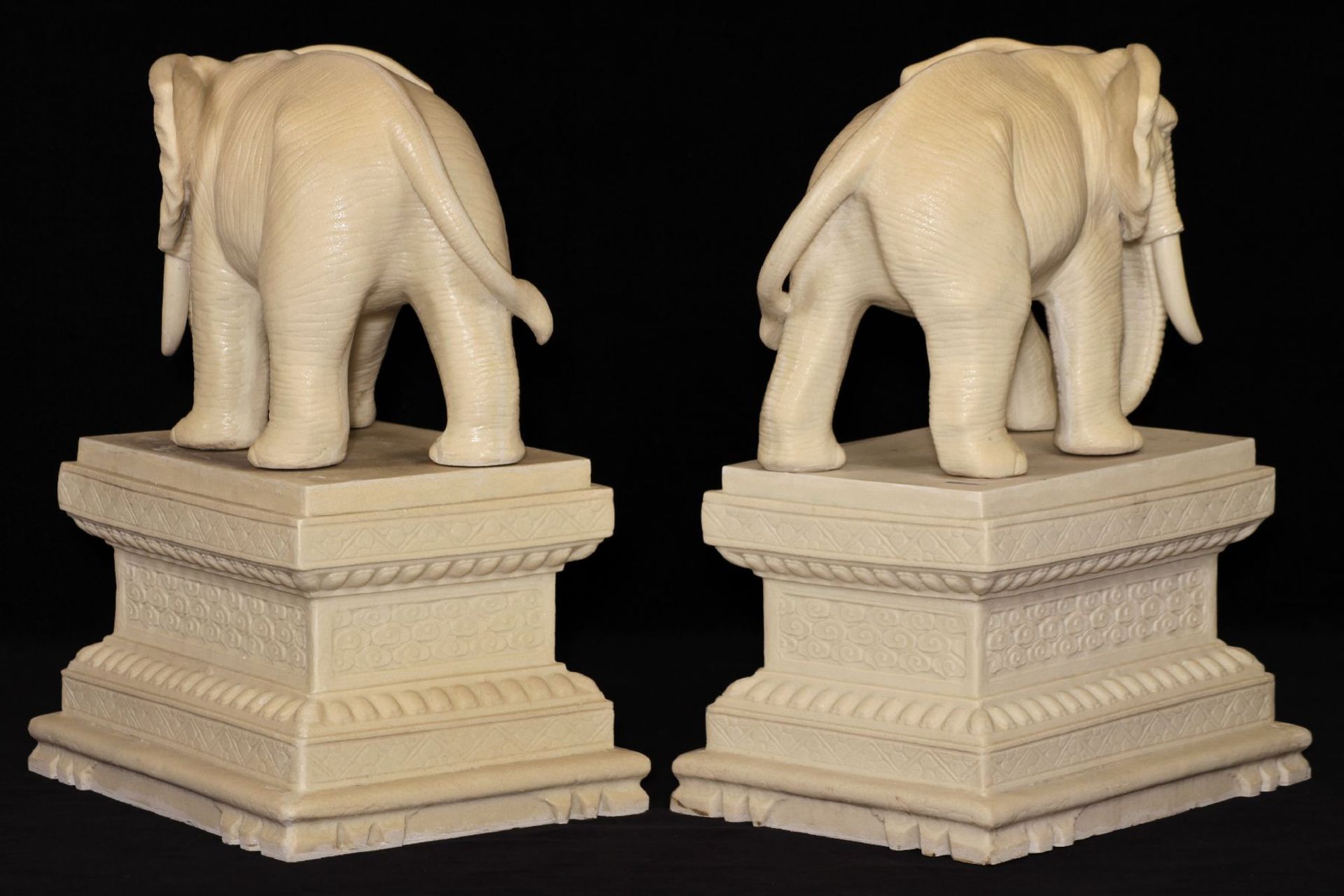 2 Elephants on pedestal, 4 parts, white art casting, weather-resistant, idealistic depiction of - Bild 4 aus 4