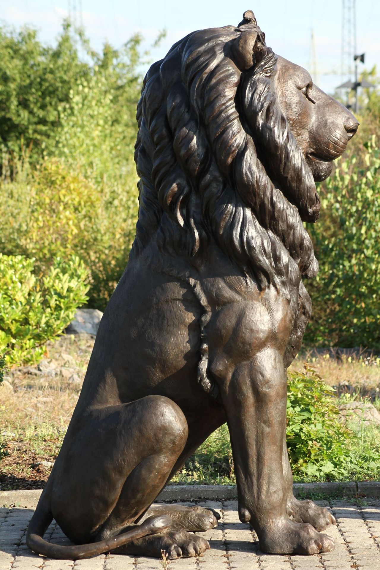 Monumental Lion, bronze, brown patinated, aligned frontally, tail to the right, majesticcharisma, - Bild 4 aus 4