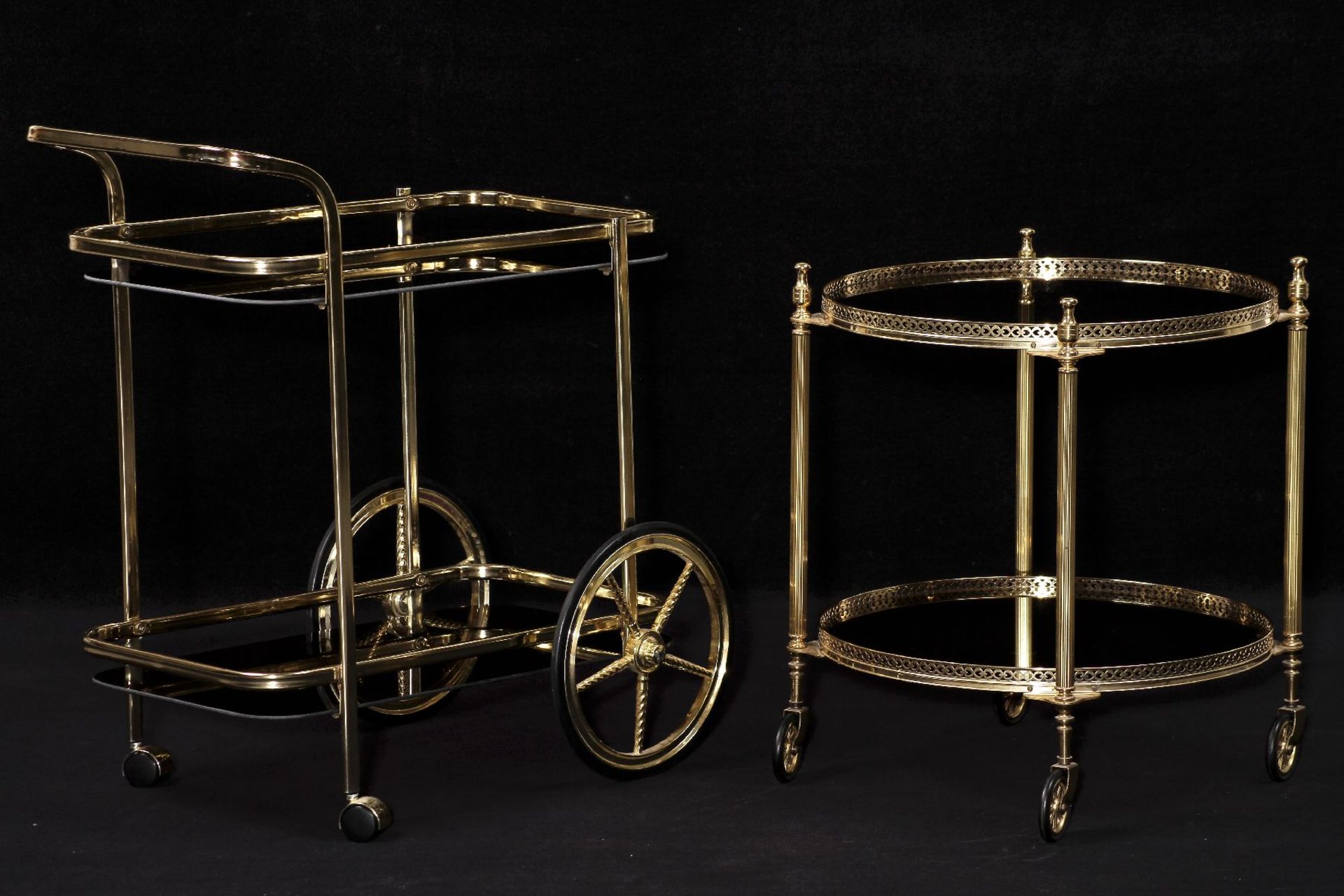 Tea trolley, brass frame, construction on 2 levels, removable glass plates, movable on wheels, front