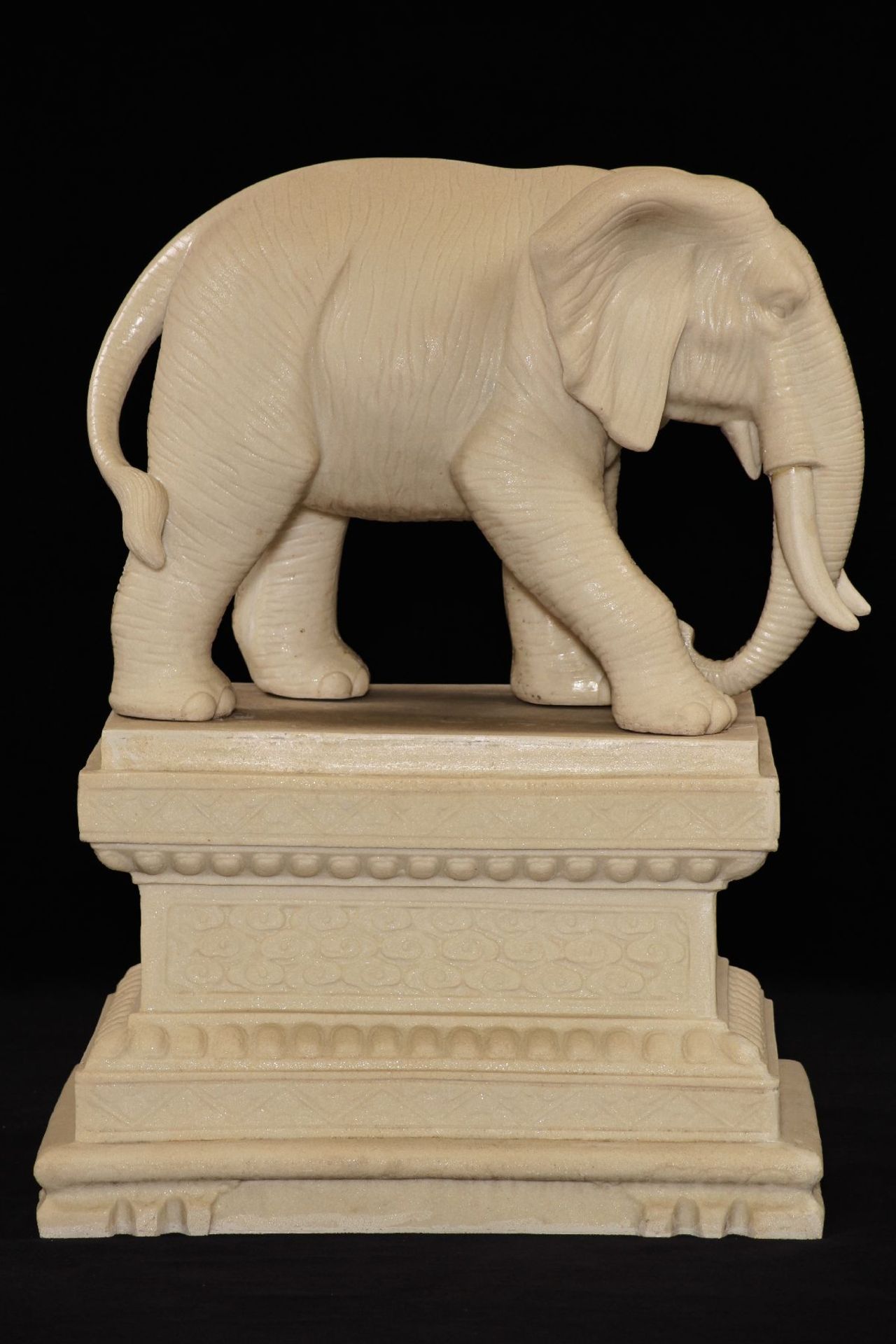 2 Elephants on pedestal, 4 parts, white art casting, weather-resistant, idealistic depiction of - Bild 2 aus 4