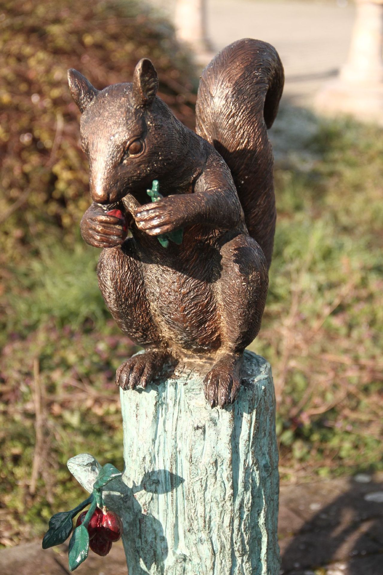 Squirrel on tree trunk, bronze, brown and greenish patinated, cute and naturalistic, slight traces - Bild 2 aus 3