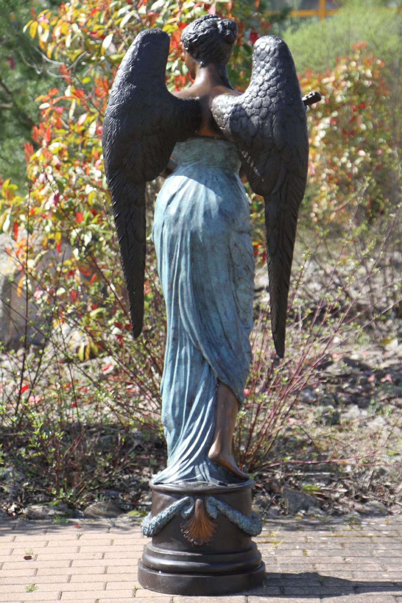 Winged woman with mandolin, bronze, in variousshades of brown and turquoise patinated, detailed - Bild 2 aus 3