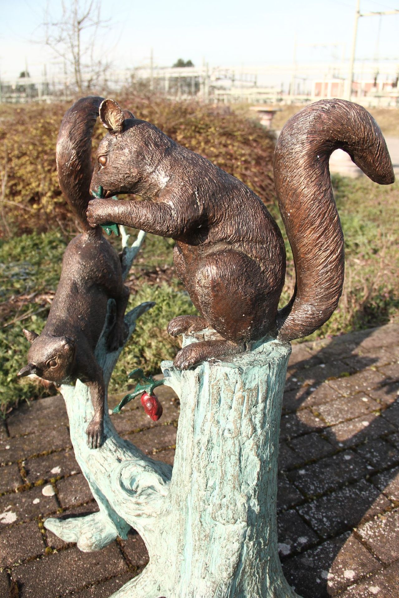 Squirrel on tree trunk, bronze, brown and greenish patinated, cute and naturalistic, slight traces - Bild 3 aus 3