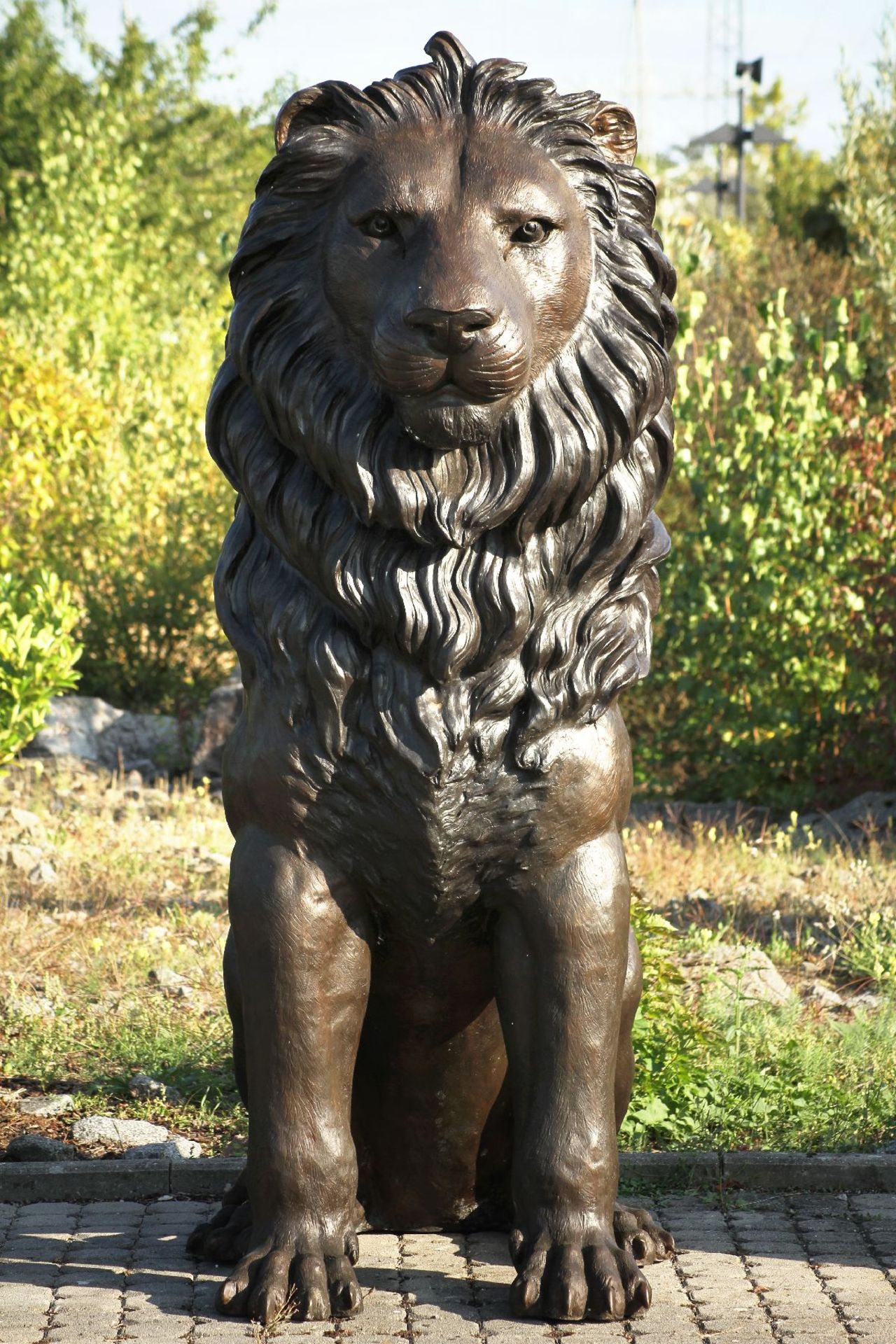 Monumental Lion, bronze, brown patinated, aligned frontally, tail to the right, majesticcharisma, - Bild 2 aus 4