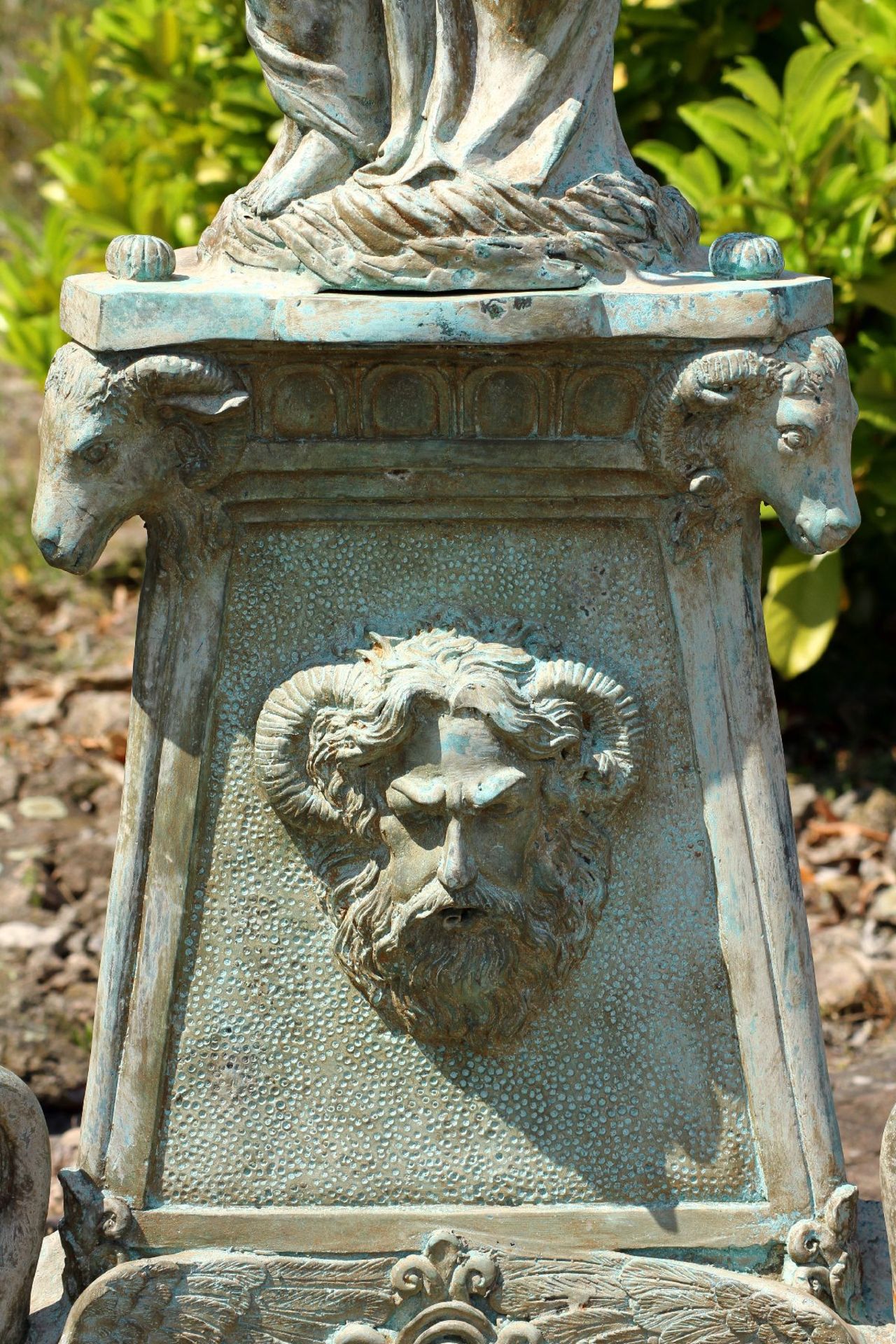 Fountain, after Greek / Roman Role model, bronze, green patinated or partly natural green age - Bild 4 aus 4