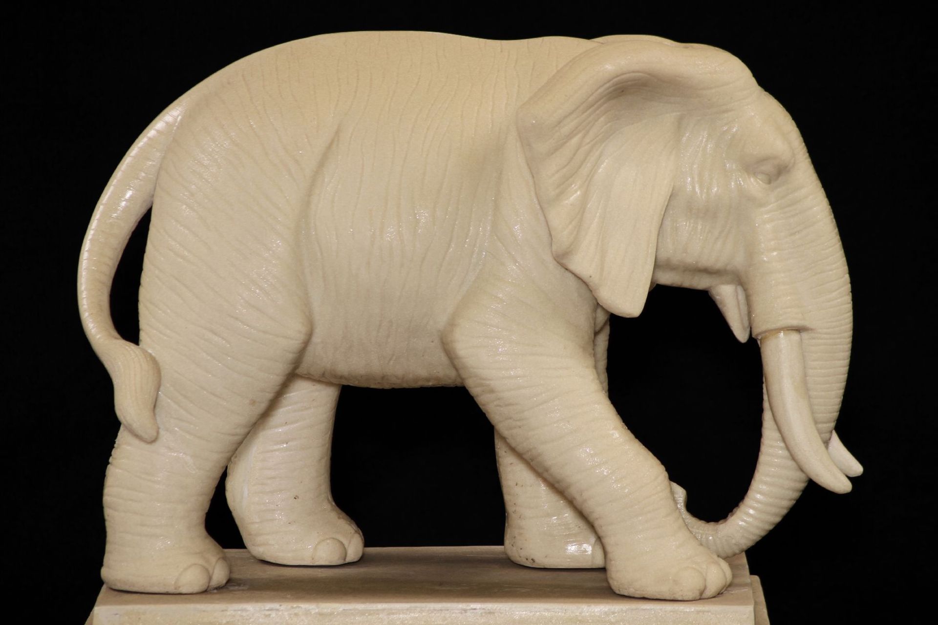 2 Elephants on pedestal, 4 parts, white art casting, weather-resistant, idealistic depiction of - Bild 3 aus 4