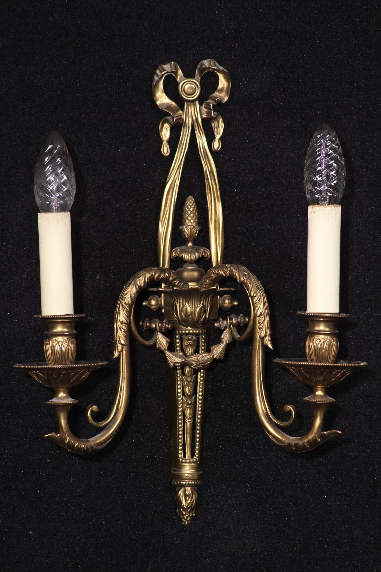 3 wall lights, metal fire-gilt, decorative elements in shape of acanthus leaves and loops, each with - Bild 2 aus 2