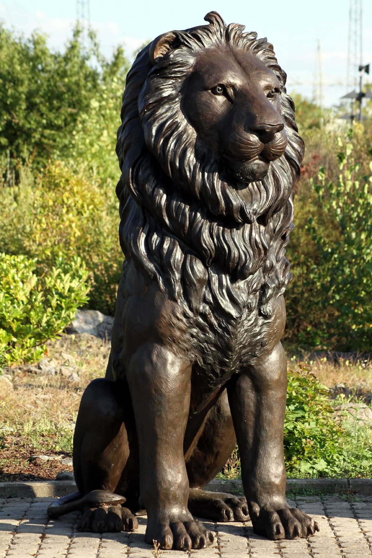 Monumental Lion, bronze, brown patinated, aligned frontally, tail to the right, majesticcharisma,