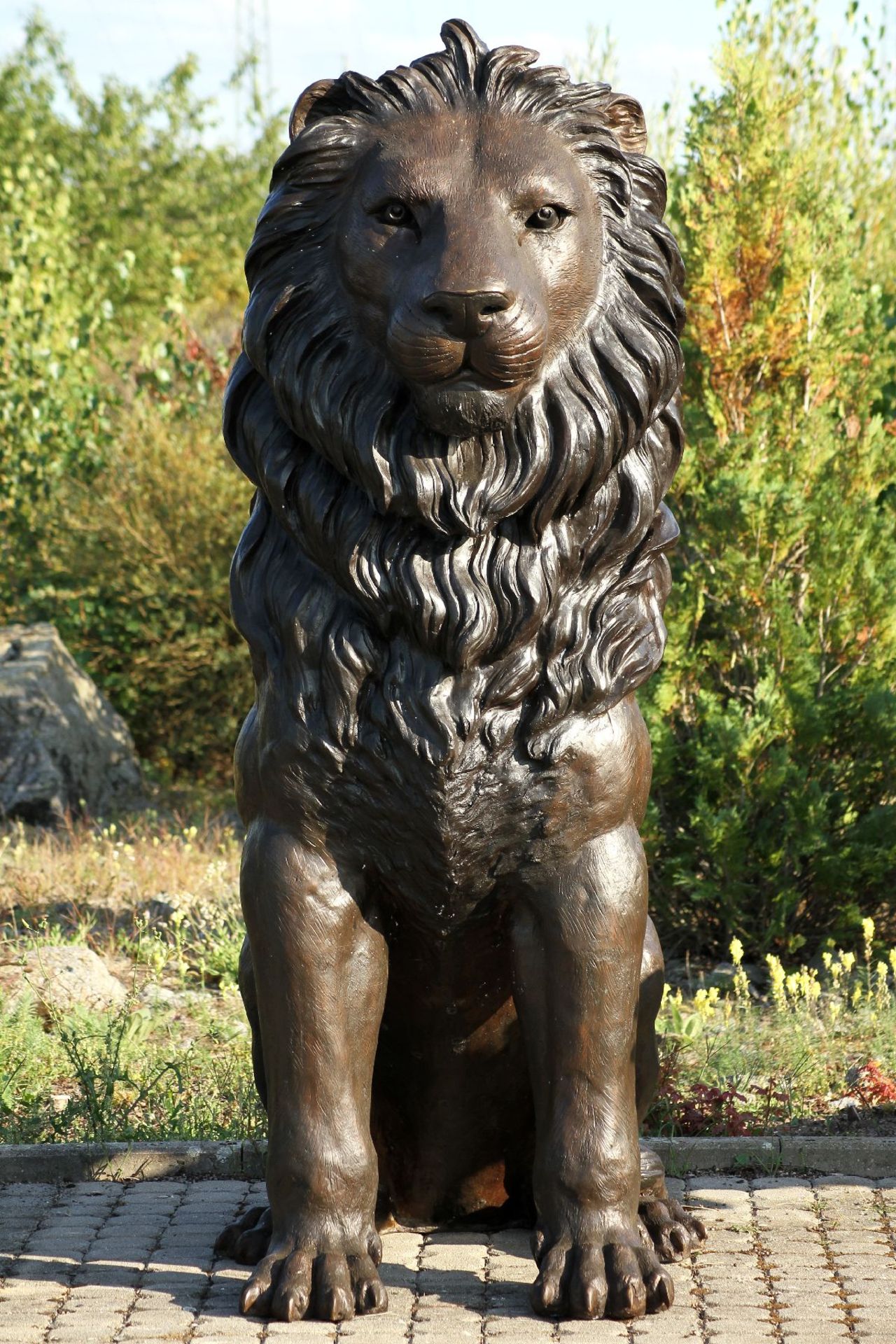 Monumental Lion, bronze, brown patinated, aligned frontally, tail to the left, majestic charisma, - Bild 2 aus 4