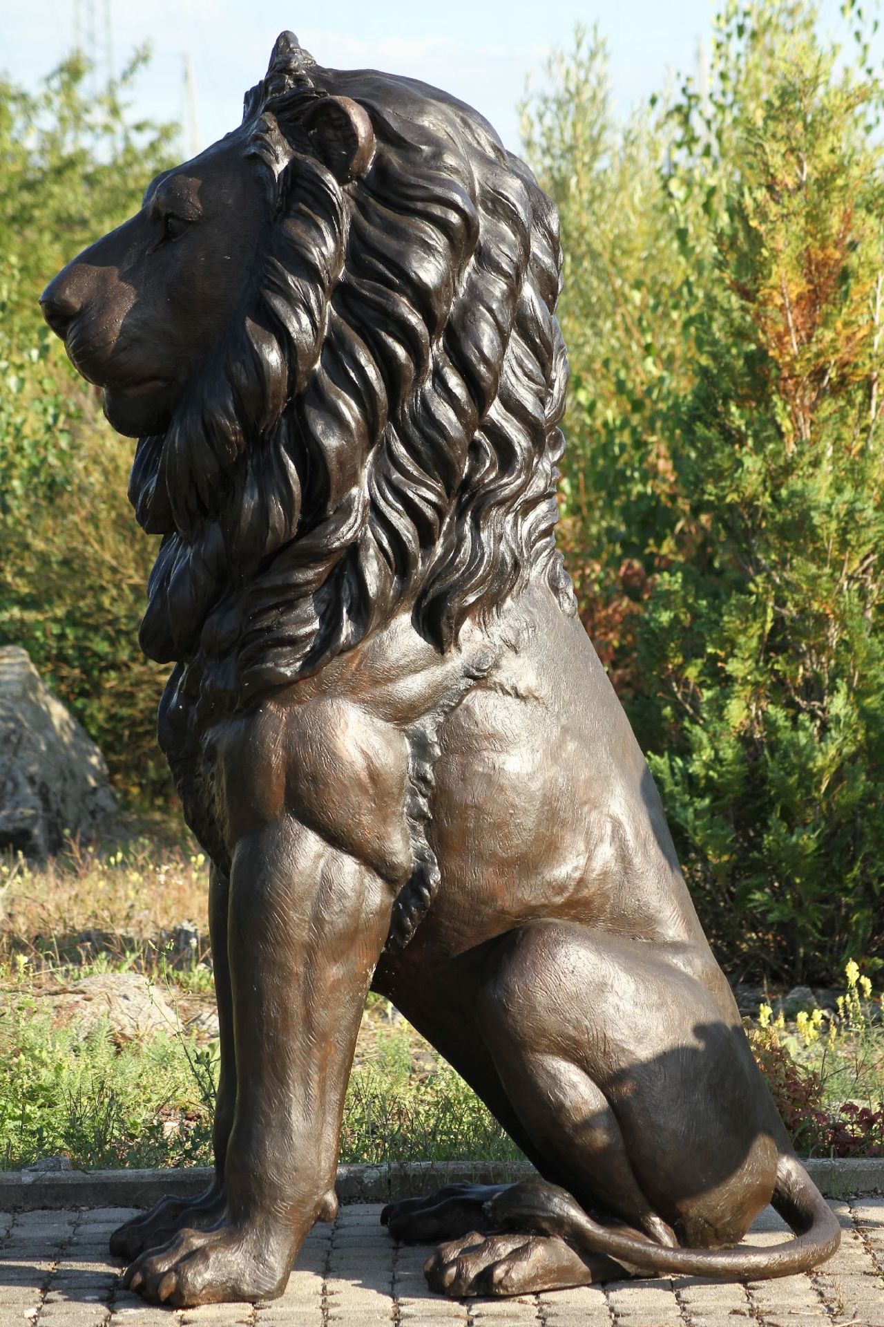 Monumental Lion, bronze, brown patinated, aligned frontally, tail to the left, majestic charisma, - Bild 4 aus 4