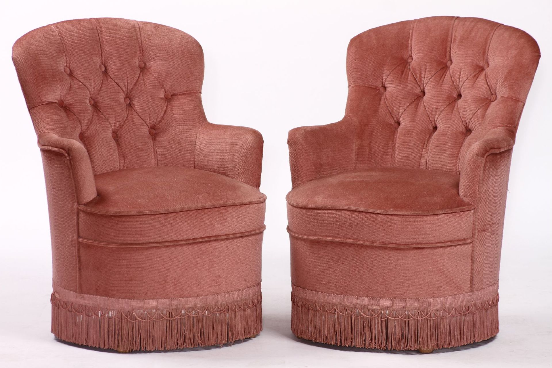 2 Lounge Chairs, description see 04-47052 Salonsessel, Stoffbezüge in altrosa, Rücken aufwendig