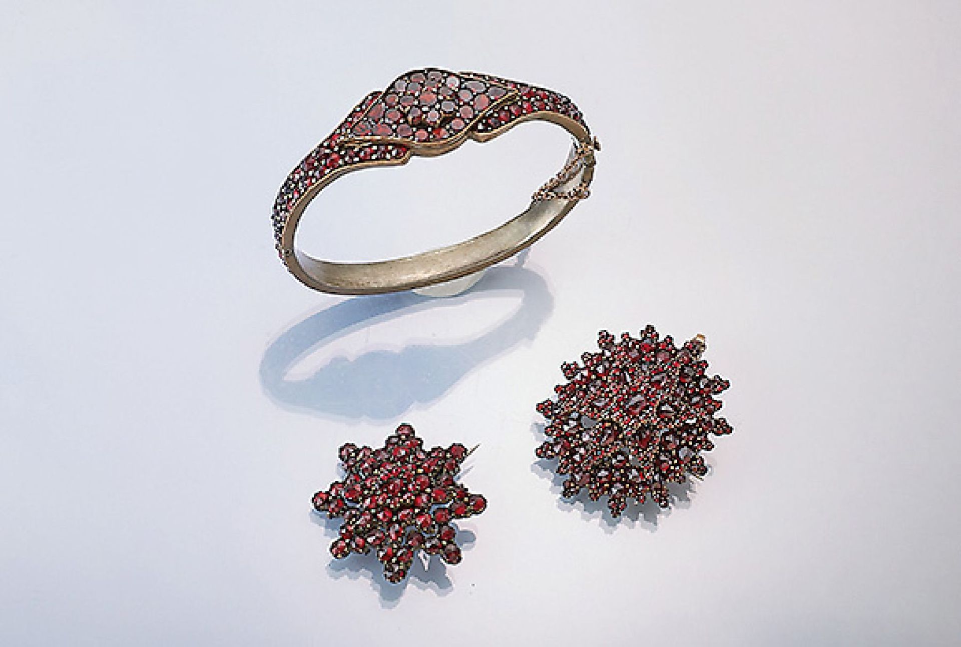 Lot garnet jewellery, approx. 1890-1910s , tombac, comprised of bangle with case lock andsafety