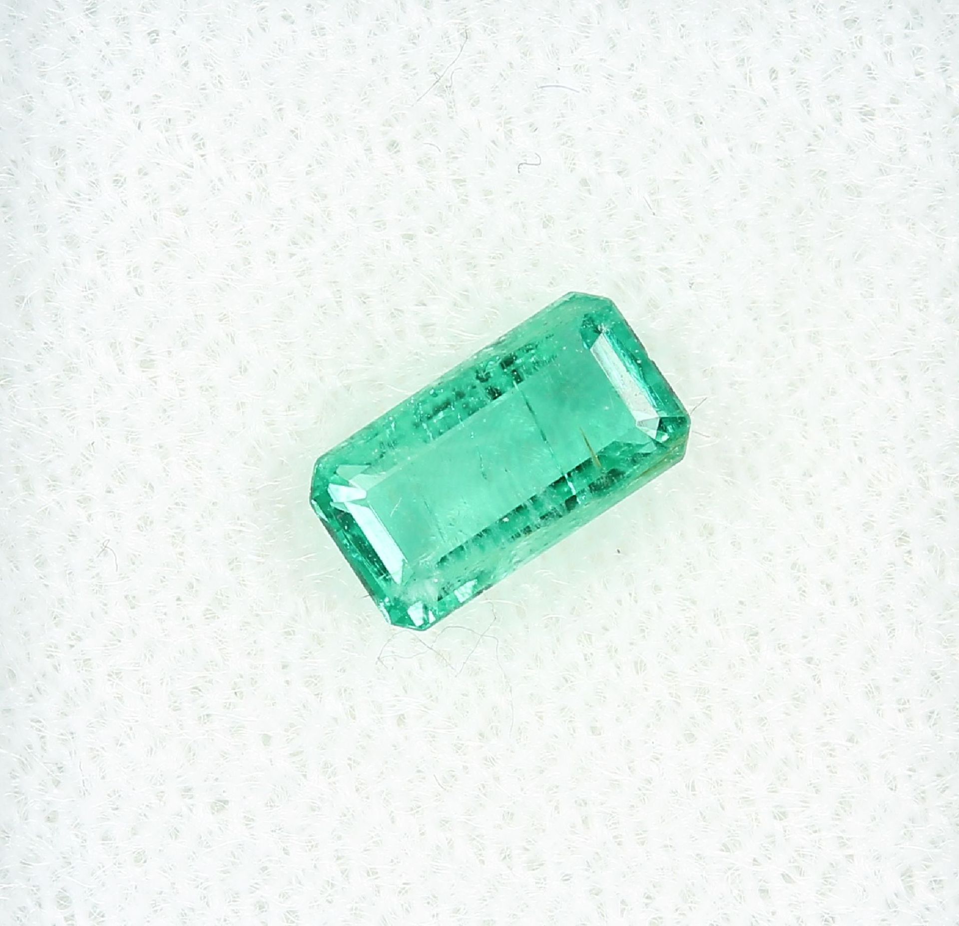 Loose bevelled emerald , 0.87 ct, rectangle,nice colour Valuation Price: 280, - EURLoser facett.