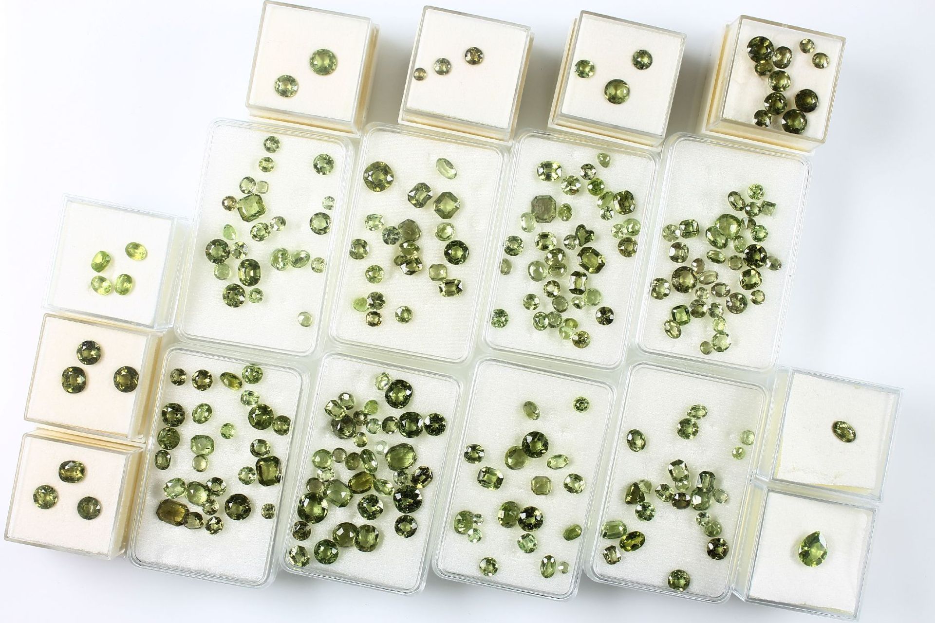 Lot loose peridots total approx. 135 ct , different sizes, cuts and colours Valuation Price: 5250, -