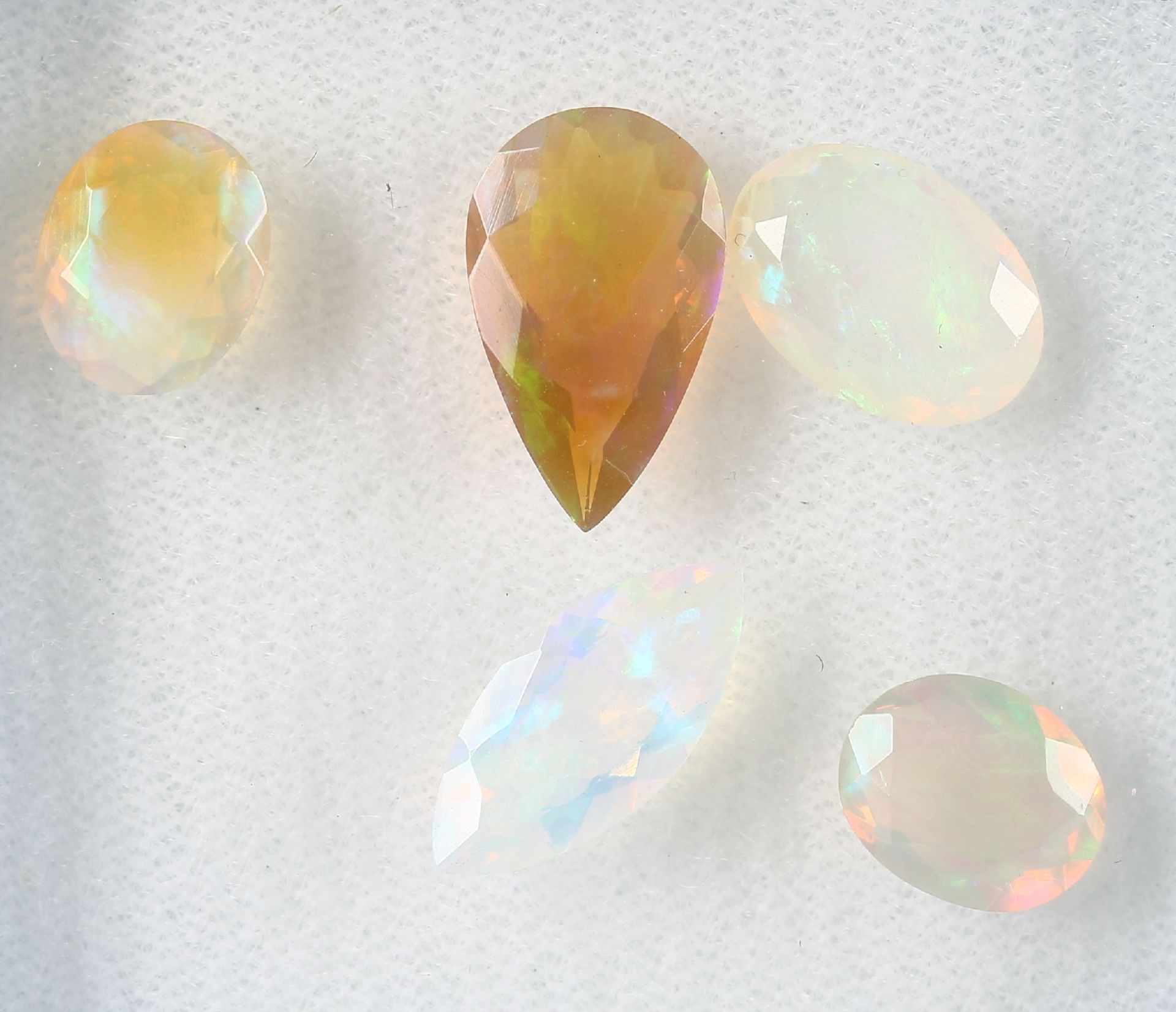 Lot 5 lose facett. Opale, zus. 8.68 ct, 3 x oval, 1 x marquise shaped, 1 x pear shaped Valuation