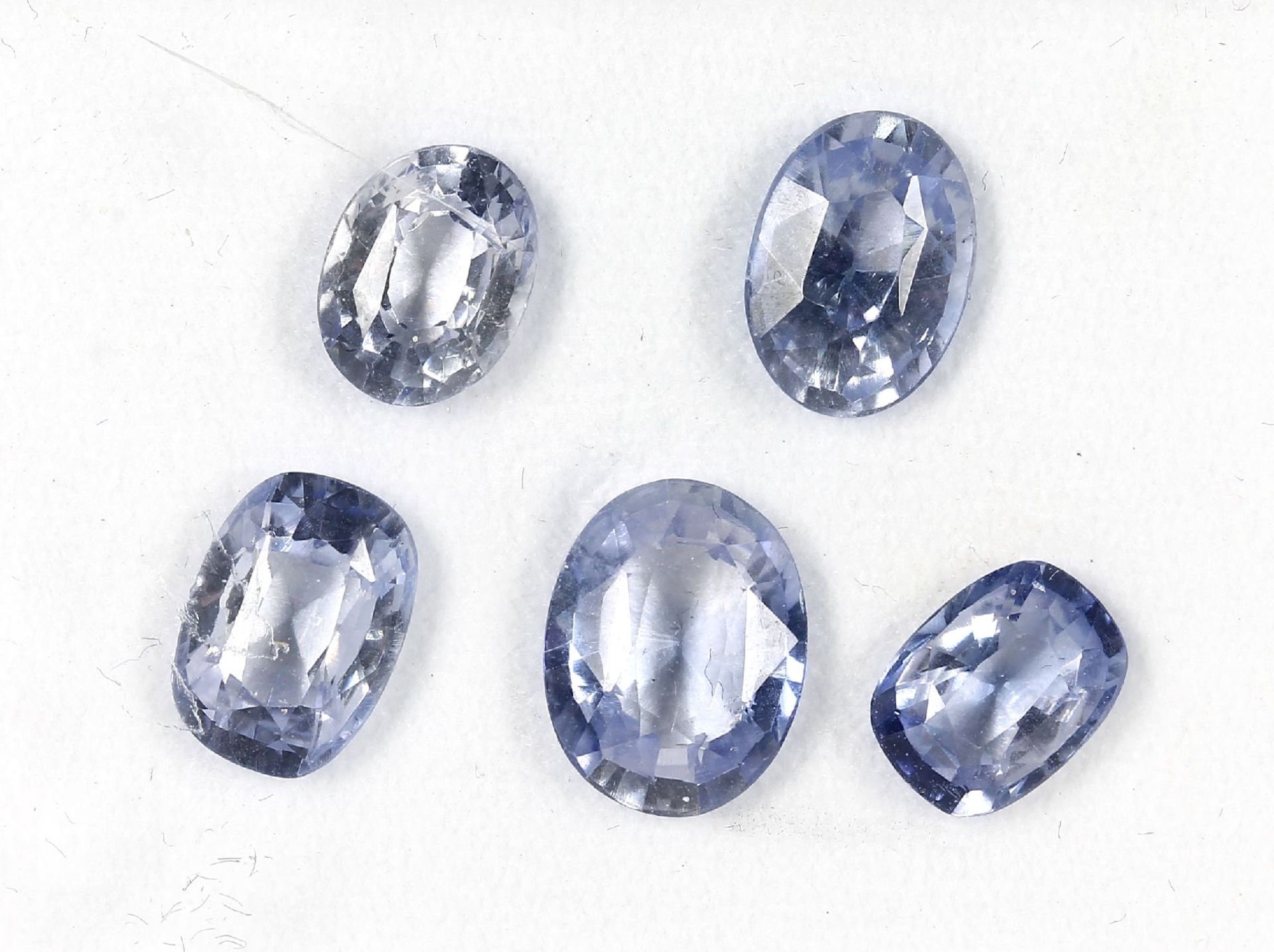 Lot loose sapphires , total approx. 13.8 ct, bevelled in different sizes and shapesLot lose Saphire,