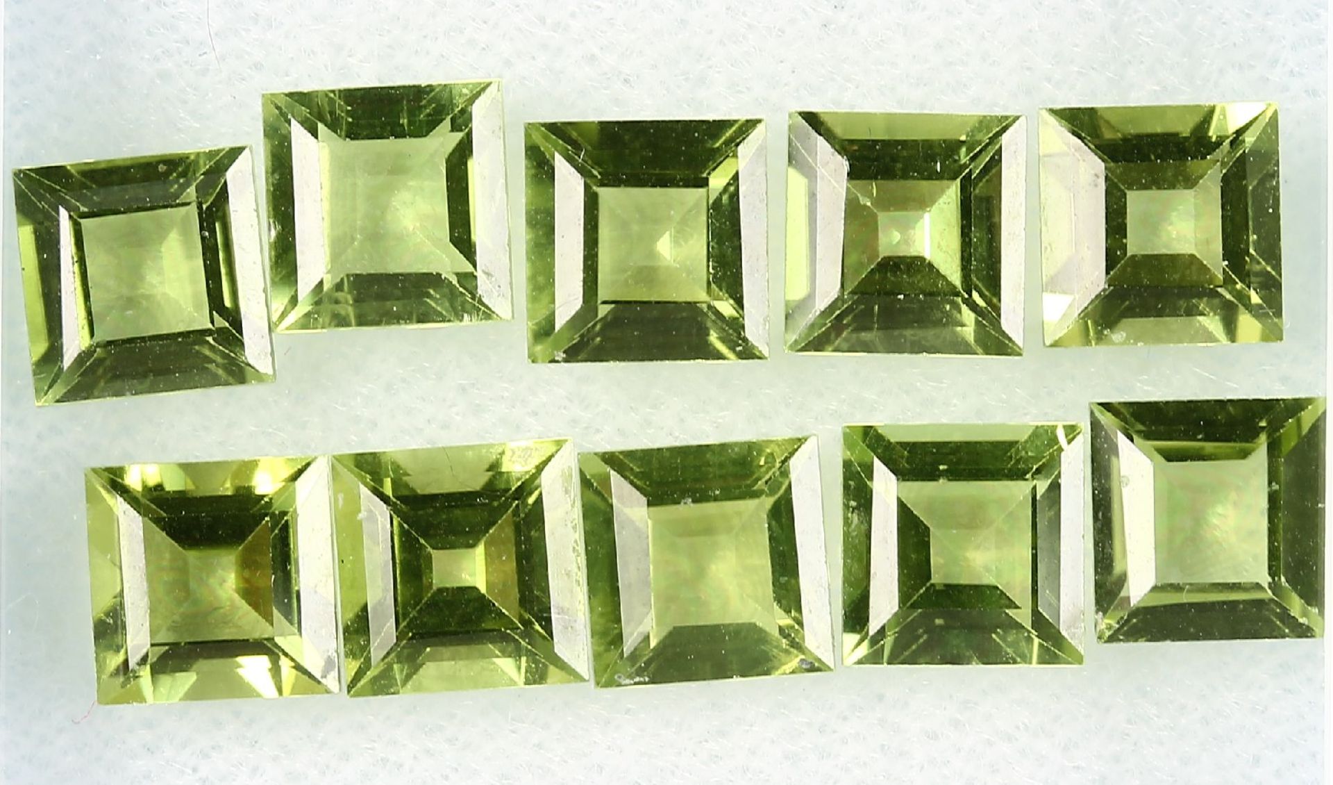 Lot 10 loose bevelled peridot squares , total 11.23 ct, calibrated Valuation Price: 1100, - EURLot