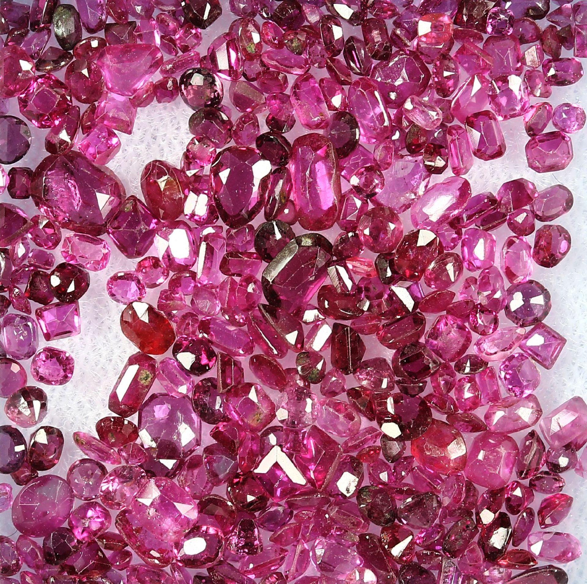 Lot loose bevelled rubies , total 22.00 ct, in different cuts, i.a. stones with traces of mounting