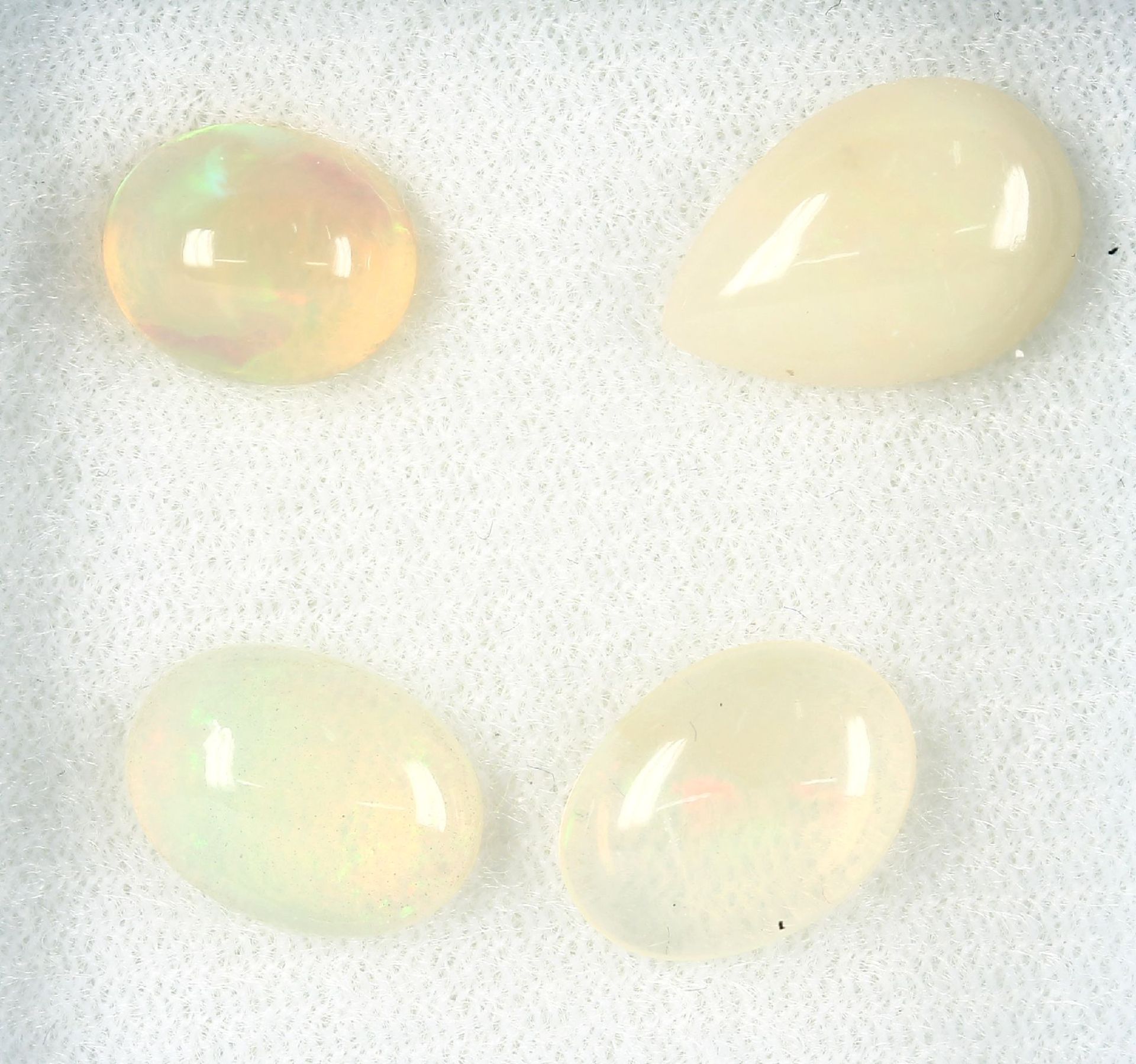 Lot 4 loose opalcabochon , total 12.03 ct, 3x oval, 1 x pearformed Valuation Price: 360, - EURLot