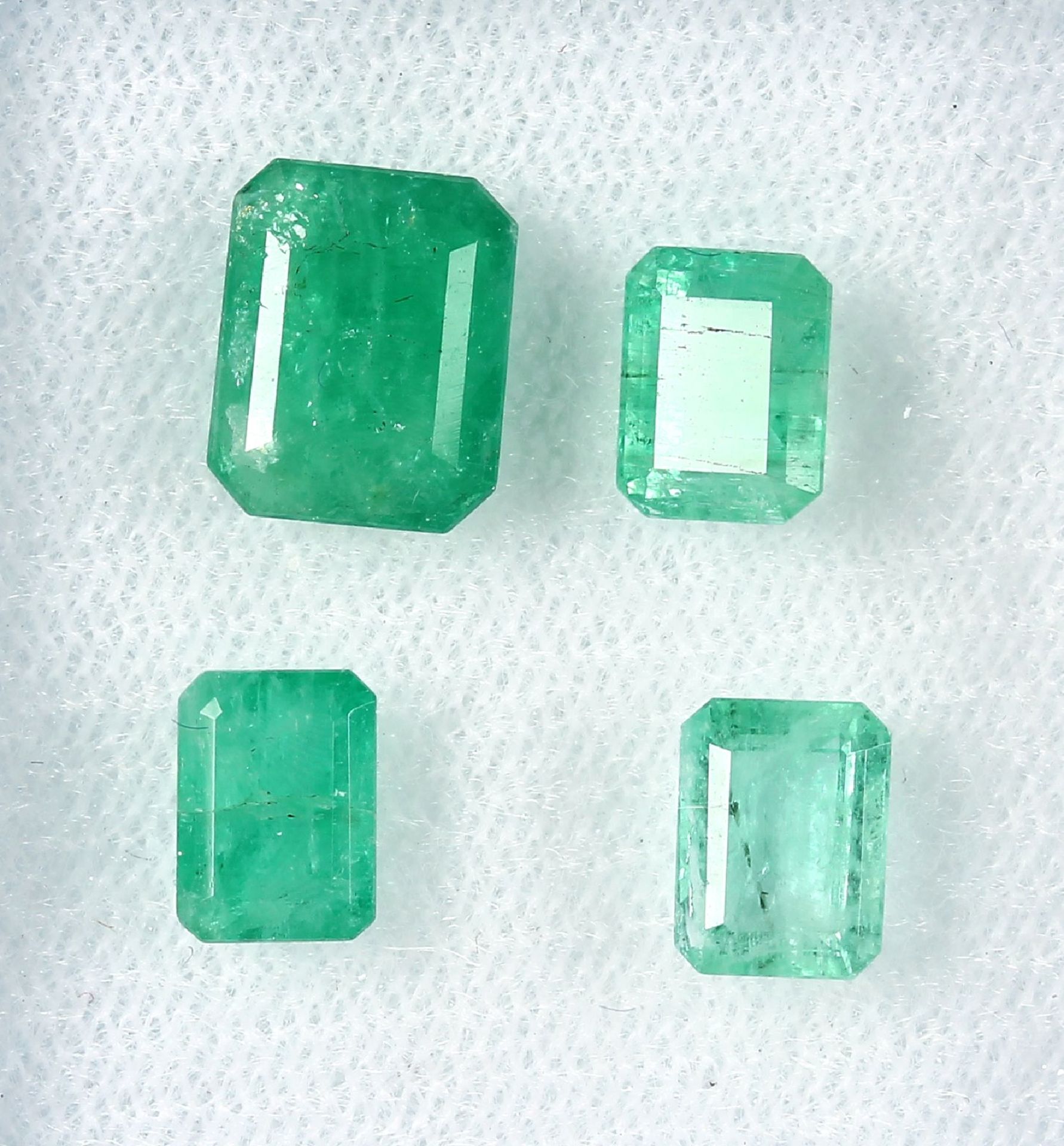 Lot 4 loose bevelled emeralds , total 5.87 ct, rectangle, in different sizes, nicks Valuation Price: